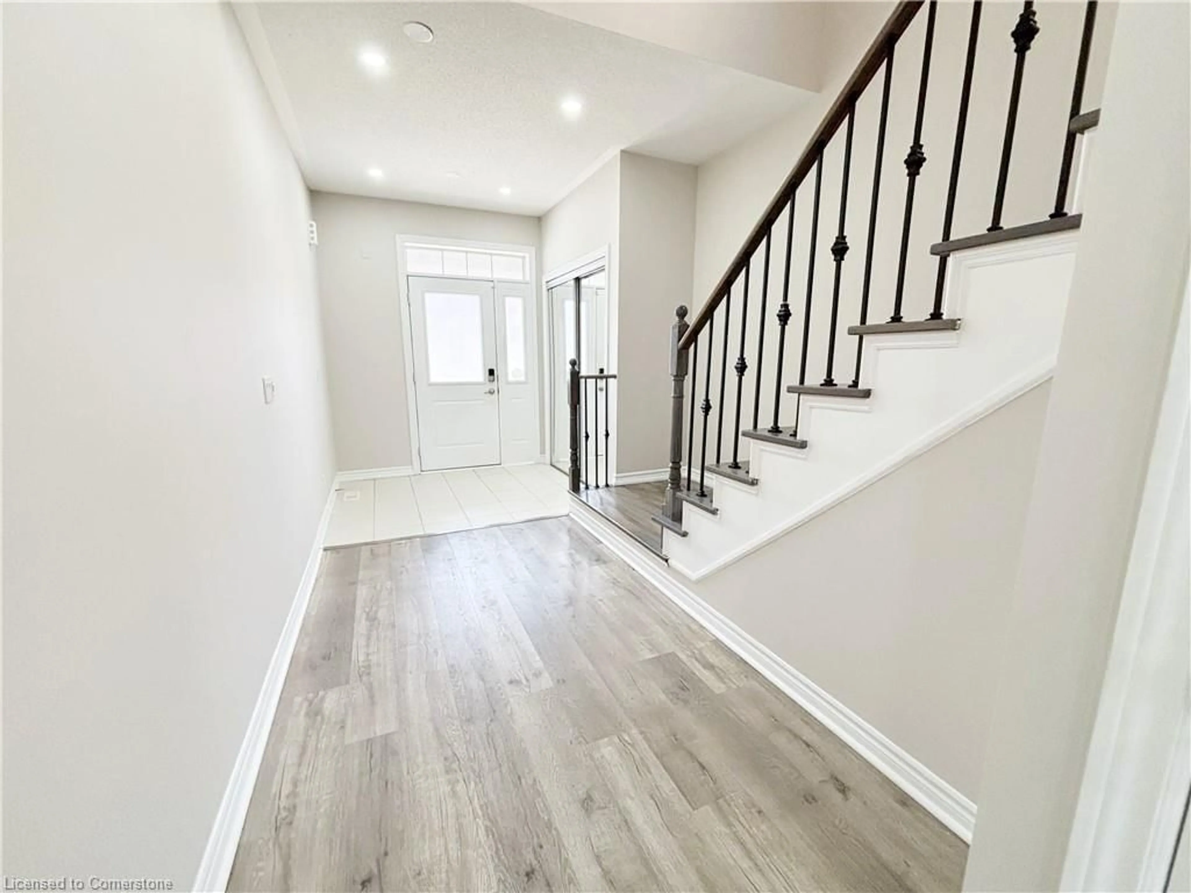 Indoor entryway for 2375 Dobbinton St, Oshawa Ontario L1L 0L4