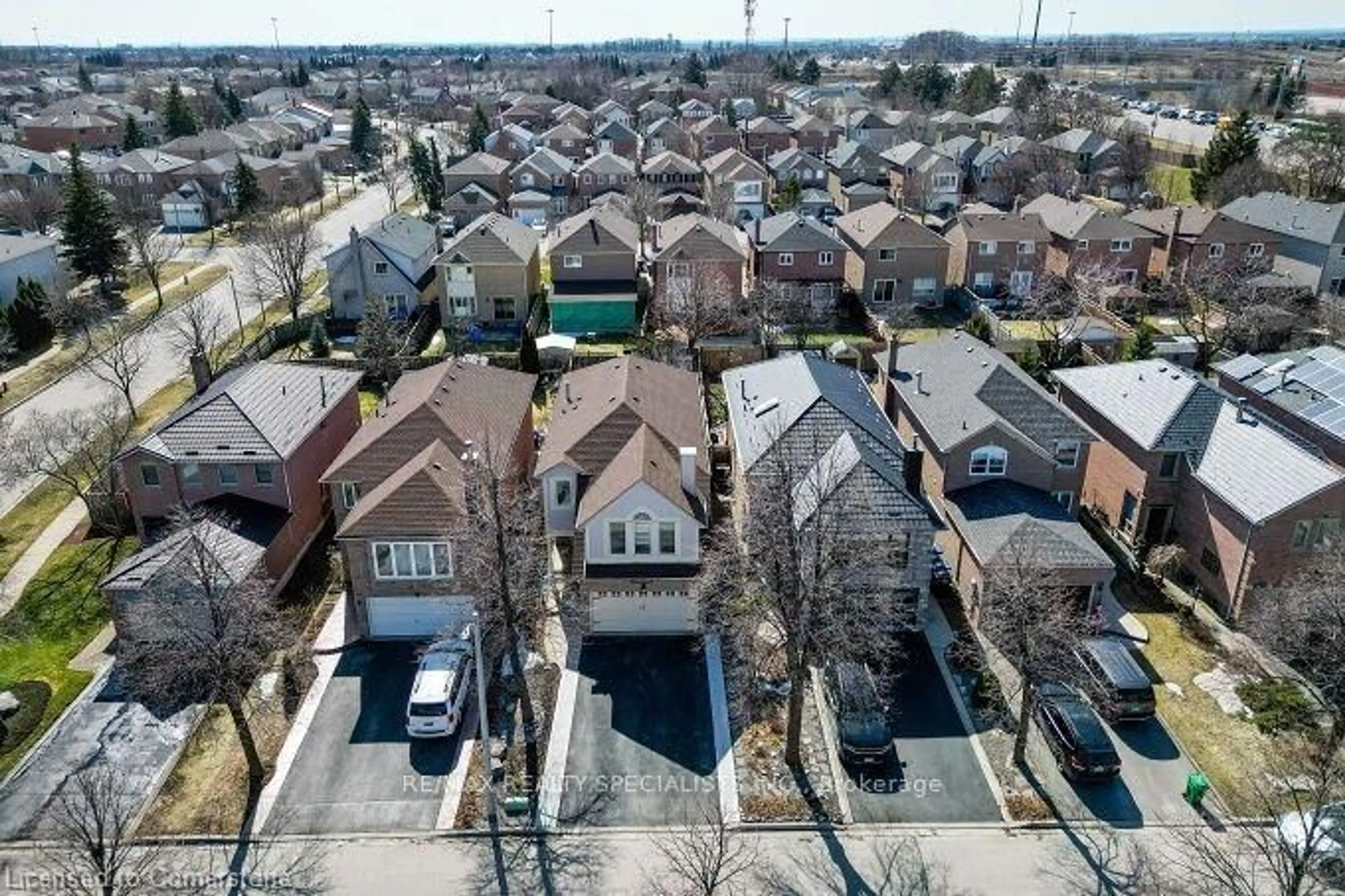 A pic from outside/outdoor area/front of a property/back of a property/a pic from drone, street for 6 Niles Crt, Brampton Ontario L6S 5T6