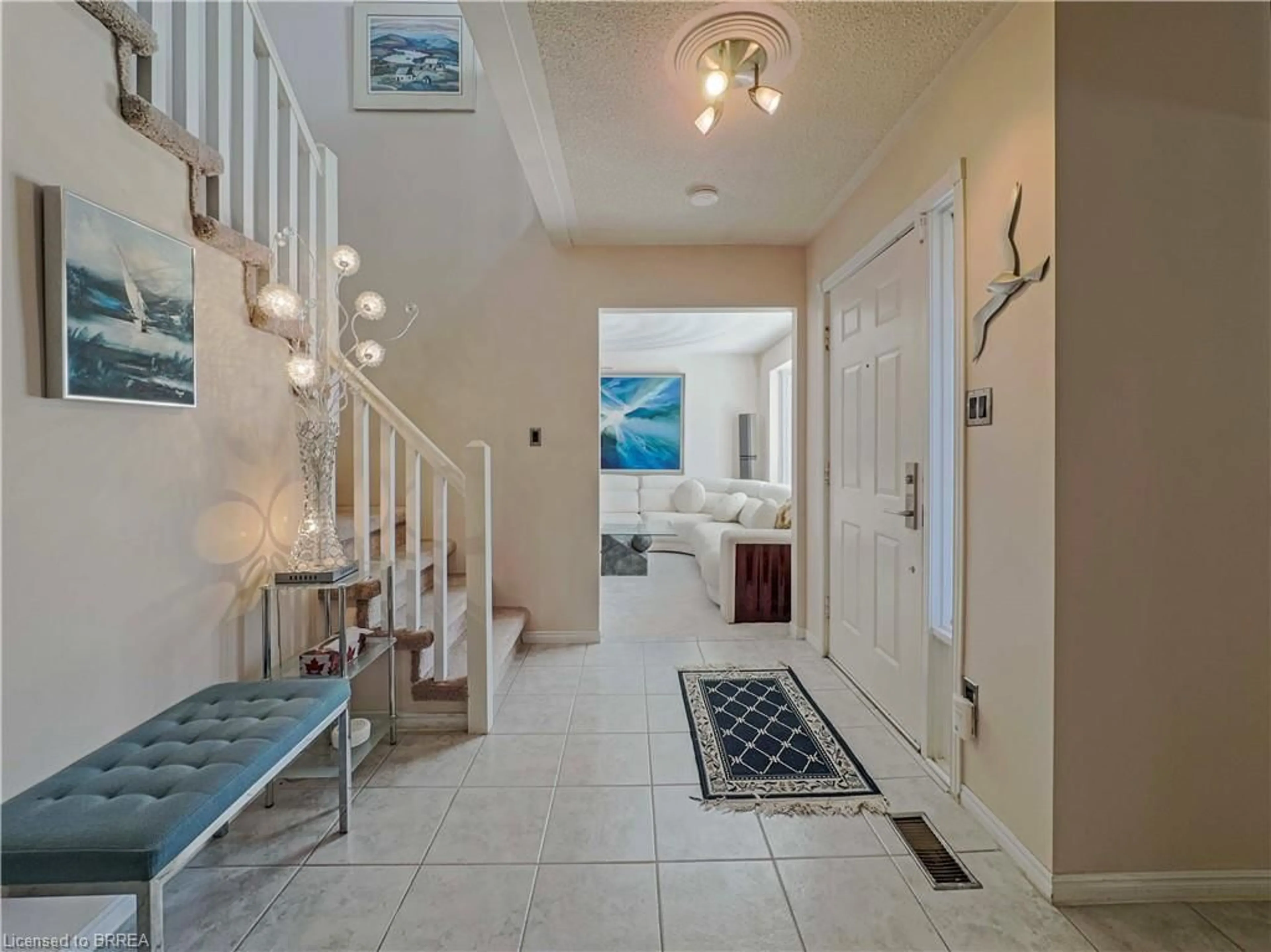 Indoor entryway for 266 Memorial Dr, Brantford Ontario N3R 7H3