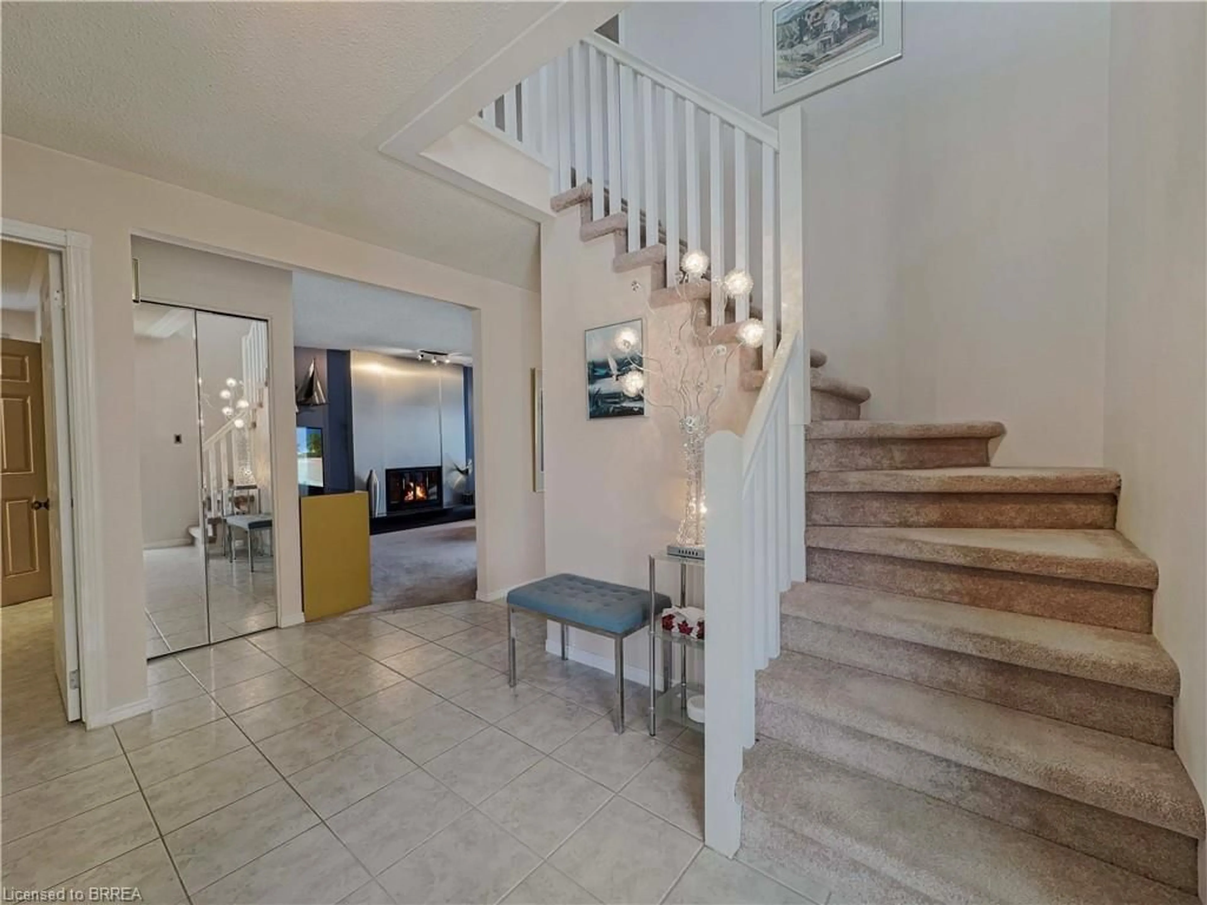 Indoor foyer for 266 Memorial Dr, Brantford Ontario N3R 7H3