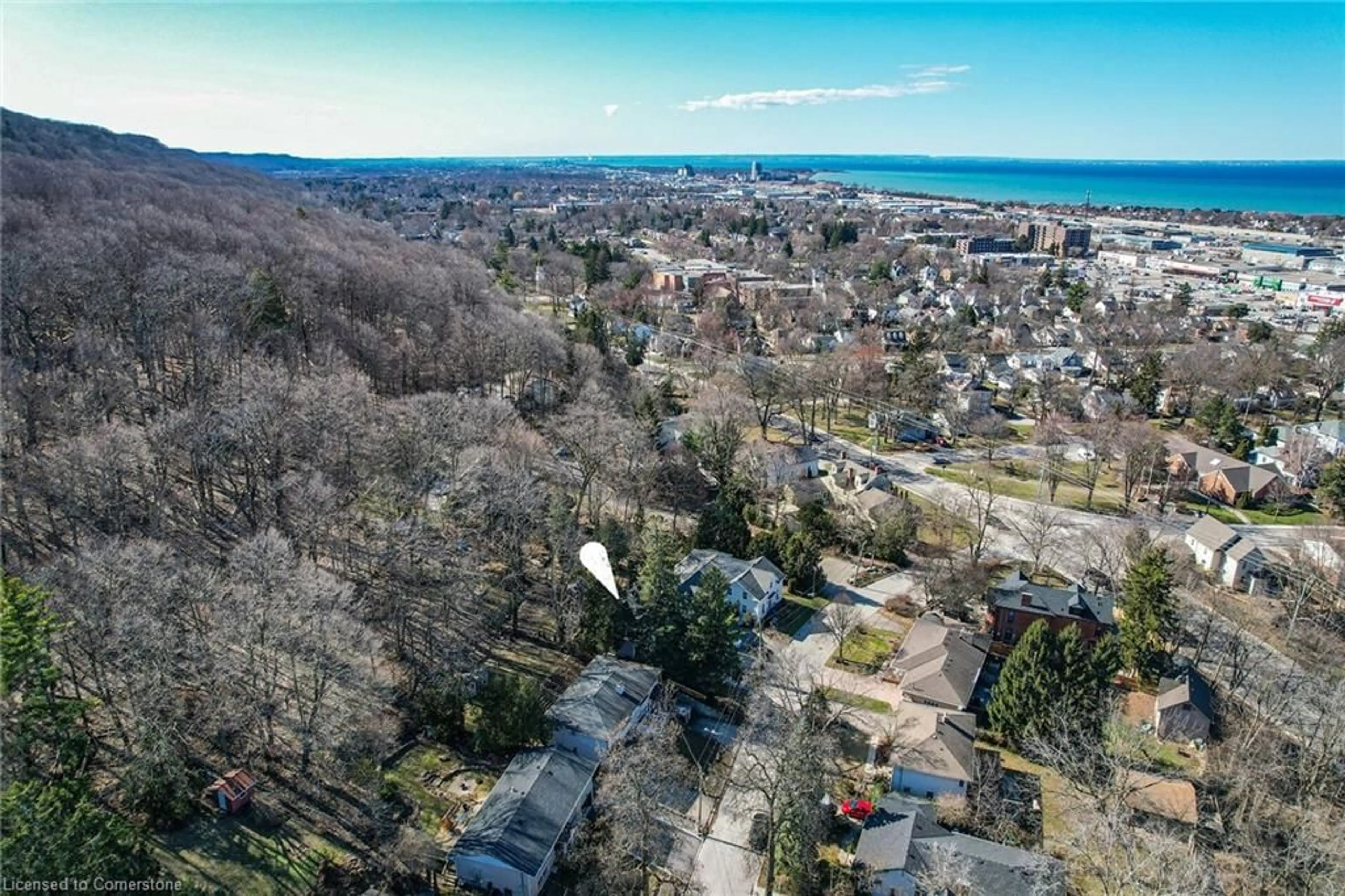 A pic from outside/outdoor area/front of a property/back of a property/a pic from drone, unknown for 104 Gibson St, Grimsby Ontario L3M 1G9