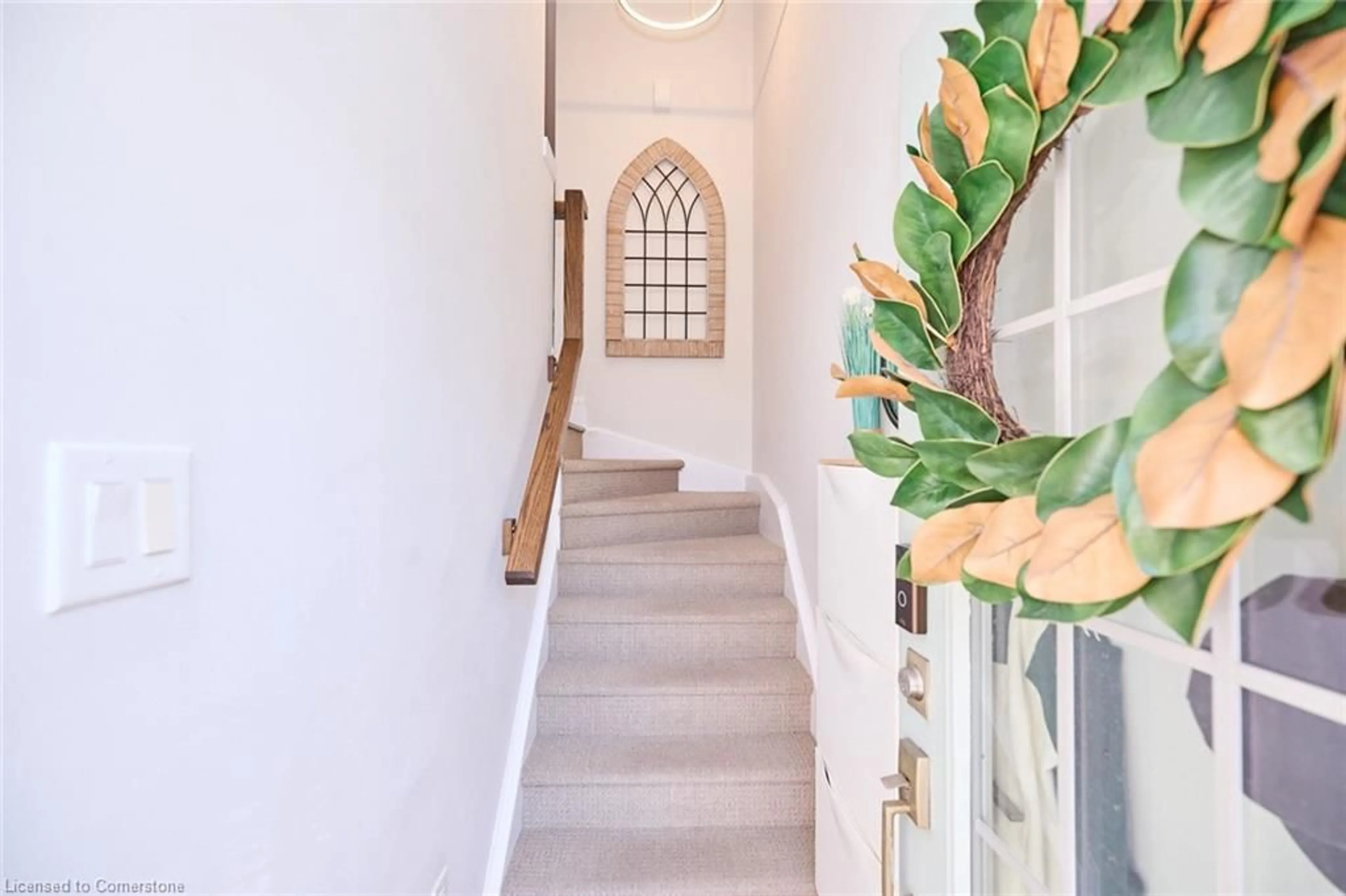 Indoor foyer for 541 Winston Rd #3, Grimsby Ontario L3M 0C5