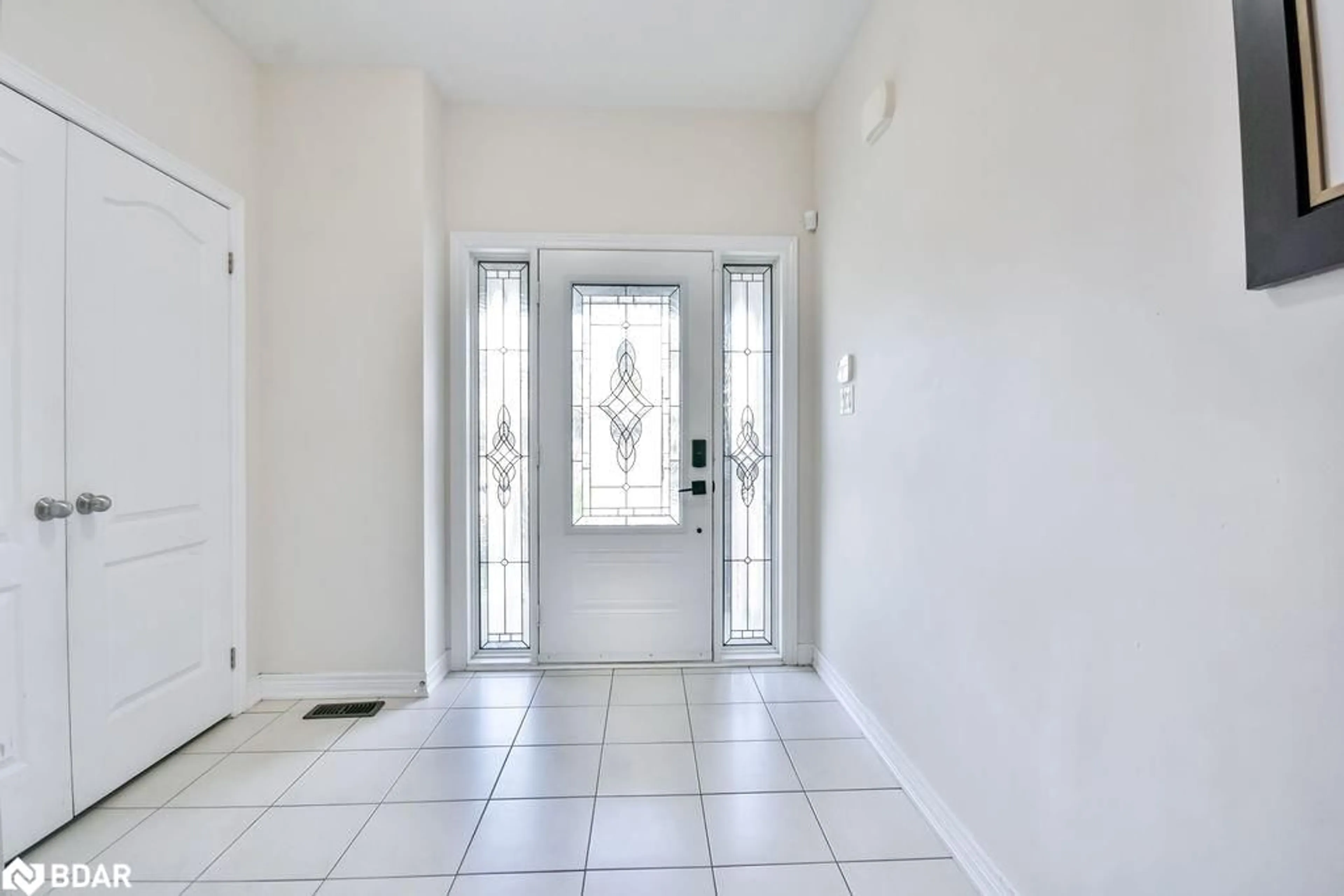 Indoor entryway for 55 Tyndall Dr, Bradford Ontario L3Z 4G7
