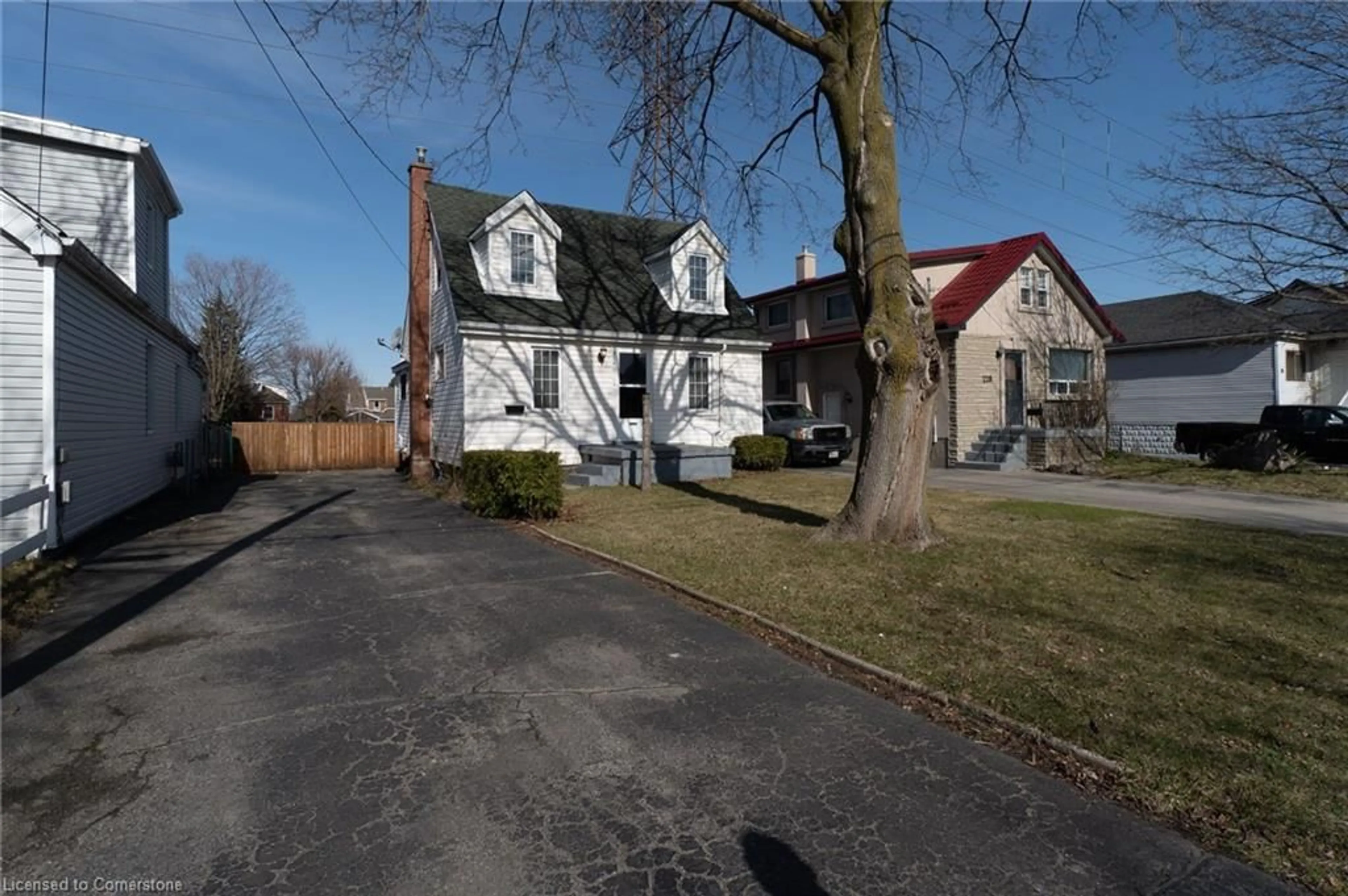 A pic from outside/outdoor area/front of a property/back of a property/a pic from drone, street for 224 Cochrane Rd, Hamilton Ontario L8K 3G6