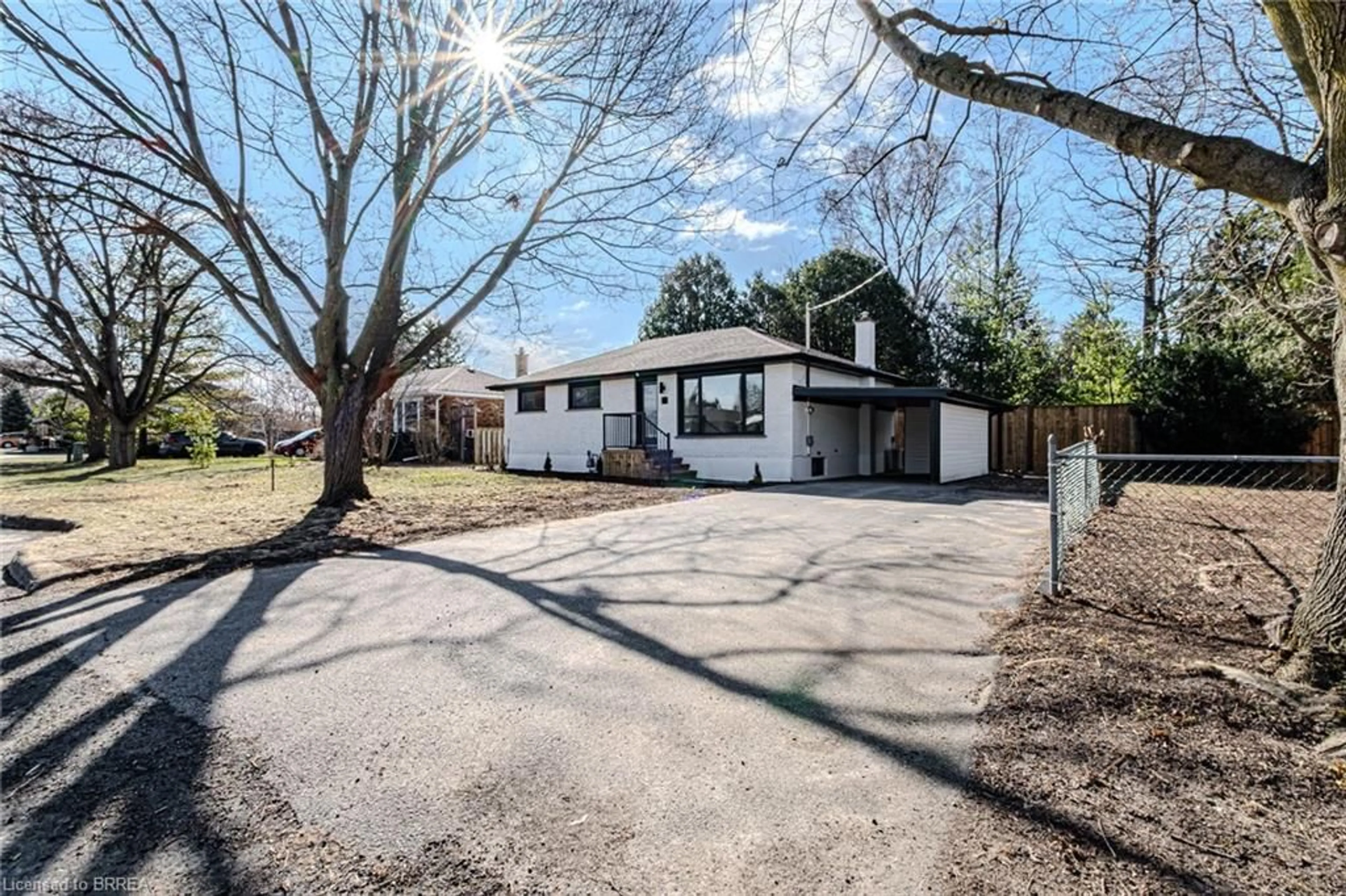 A pic from outside/outdoor area/front of a property/back of a property/a pic from drone, street for 11 Ann St, Paris Ontario N3L 1A3