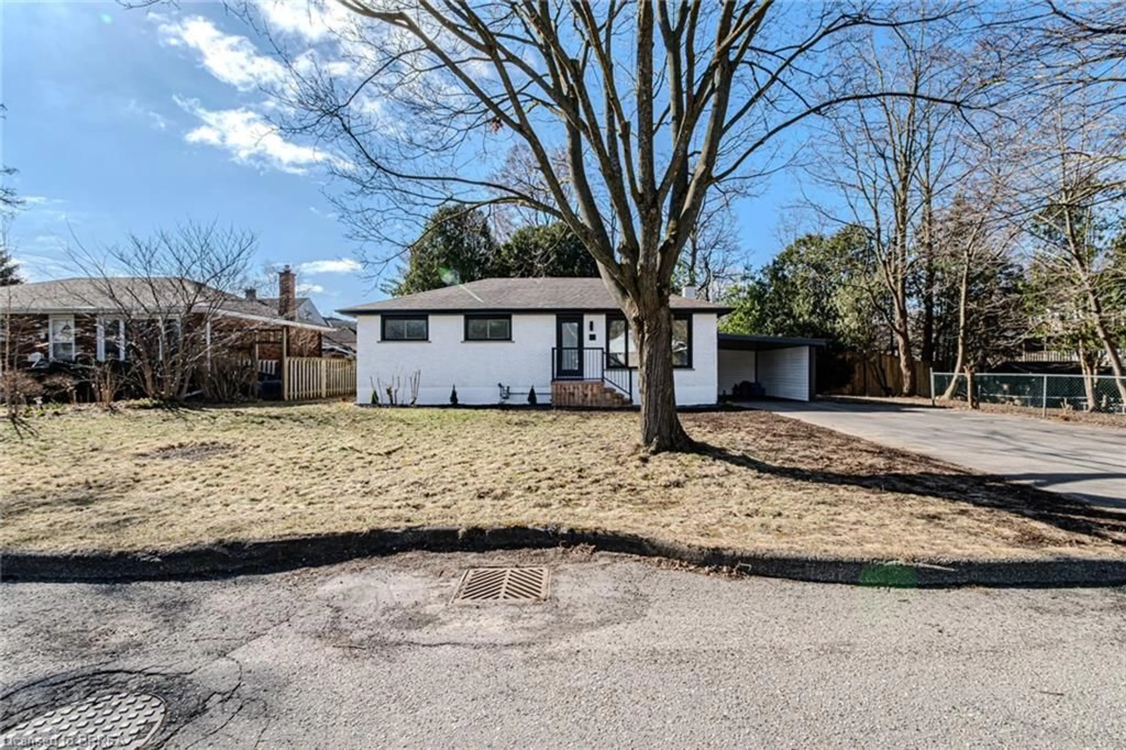 A pic from outside/outdoor area/front of a property/back of a property/a pic from drone, street for 11 Ann St, Paris Ontario N3L 1A3