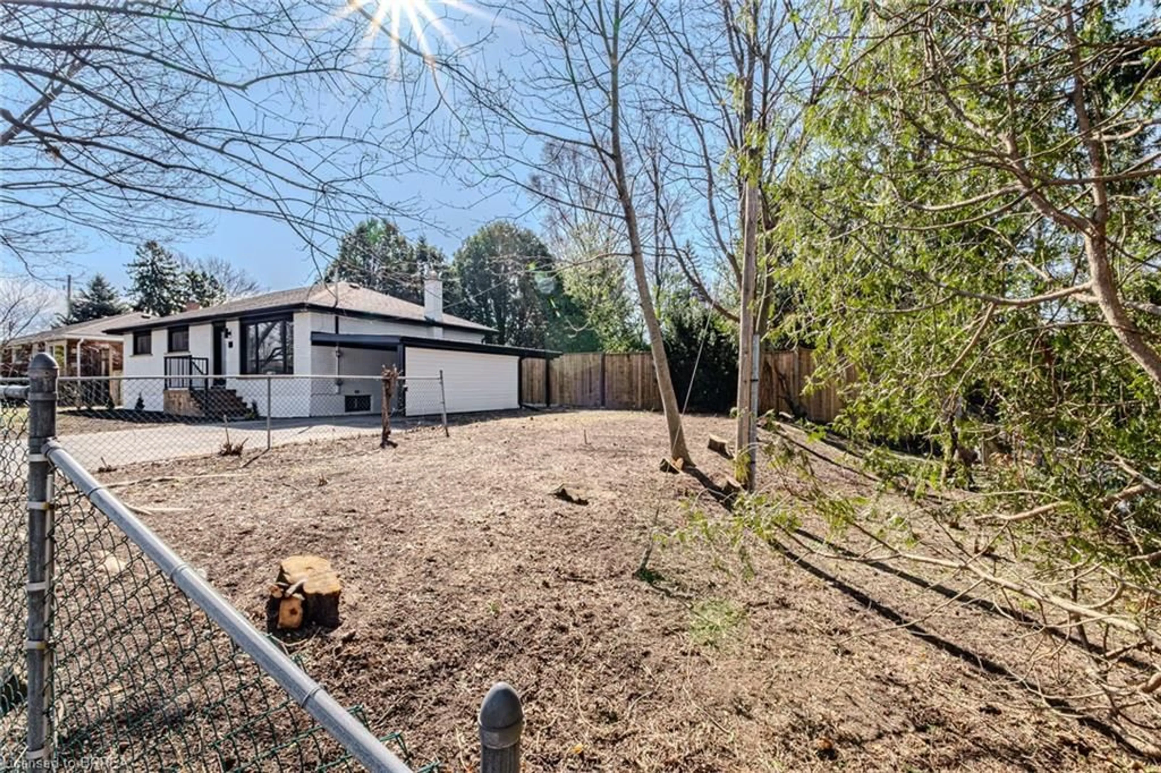 A pic from outside/outdoor area/front of a property/back of a property/a pic from drone, unknown for 11 Ann St, Paris Ontario N3L 1A3