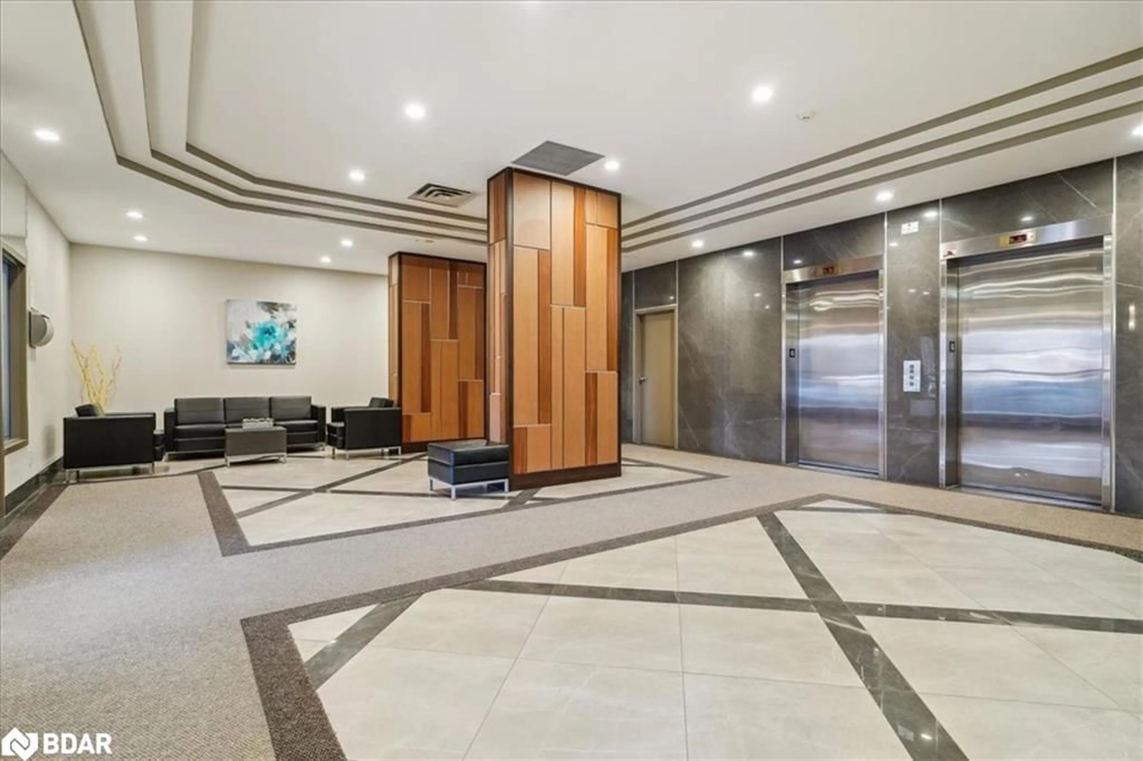 Indoor foyer for 711 Rossland Rd #604, Whitby Ontario L1N 8Z1