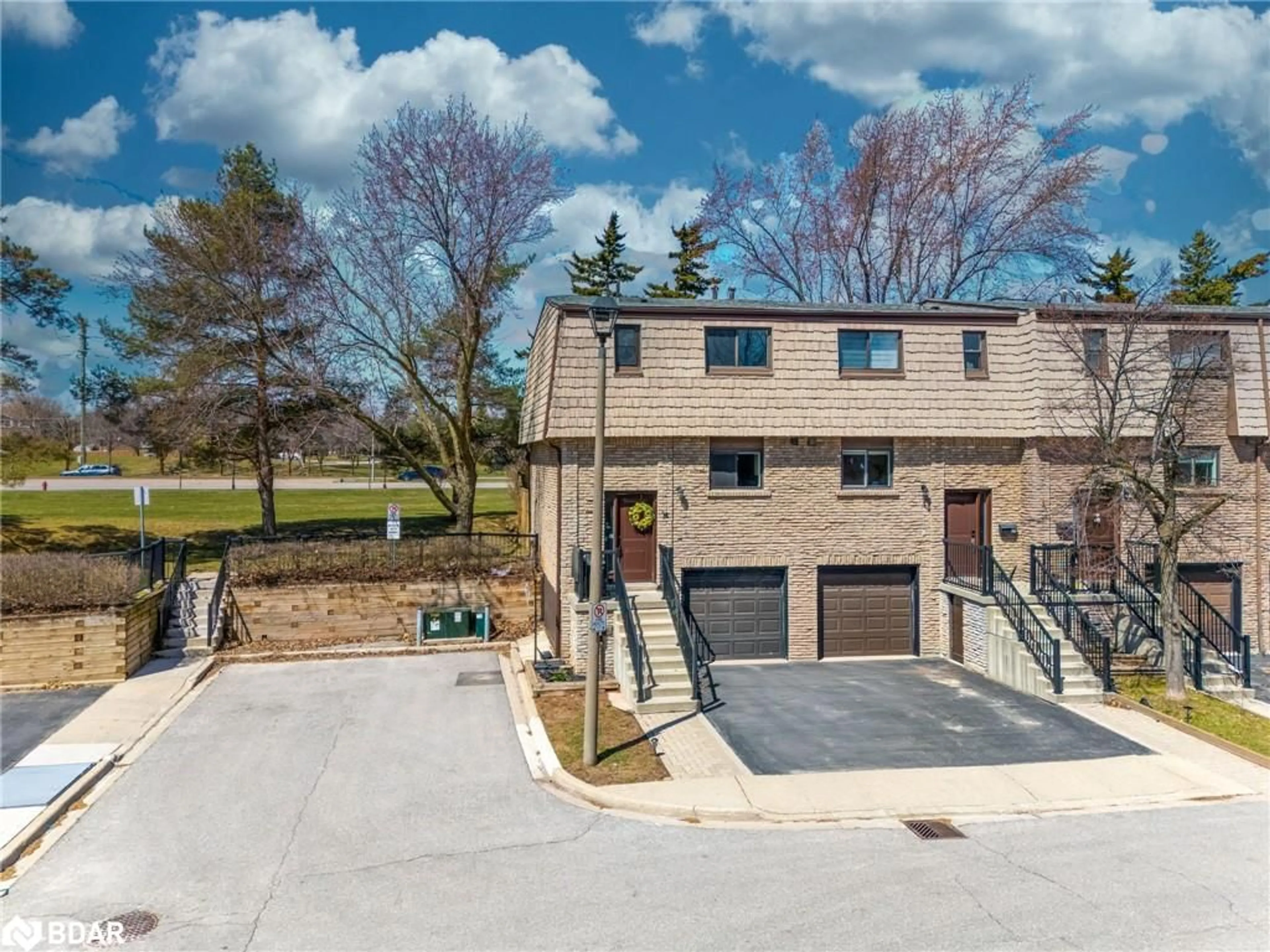 A pic from outside/outdoor area/front of a property/back of a property/a pic from drone, street for 1532 Sixth Line #14, Oakville Ontario L6H 2P2