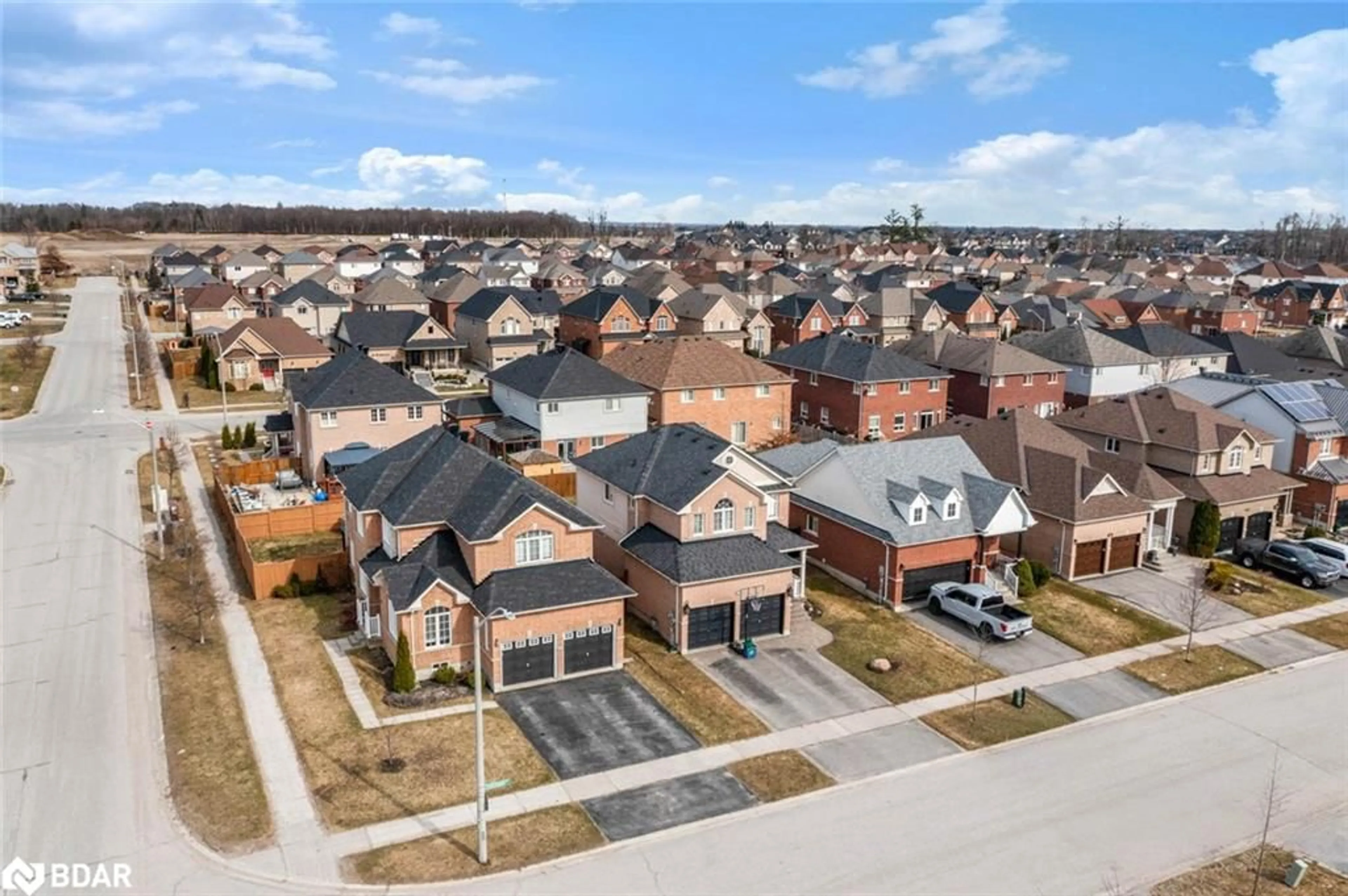 A pic from outside/outdoor area/front of a property/back of a property/a pic from drone, street for 181 Sovereign's Gate, Barrie Ontario L4M 0A7