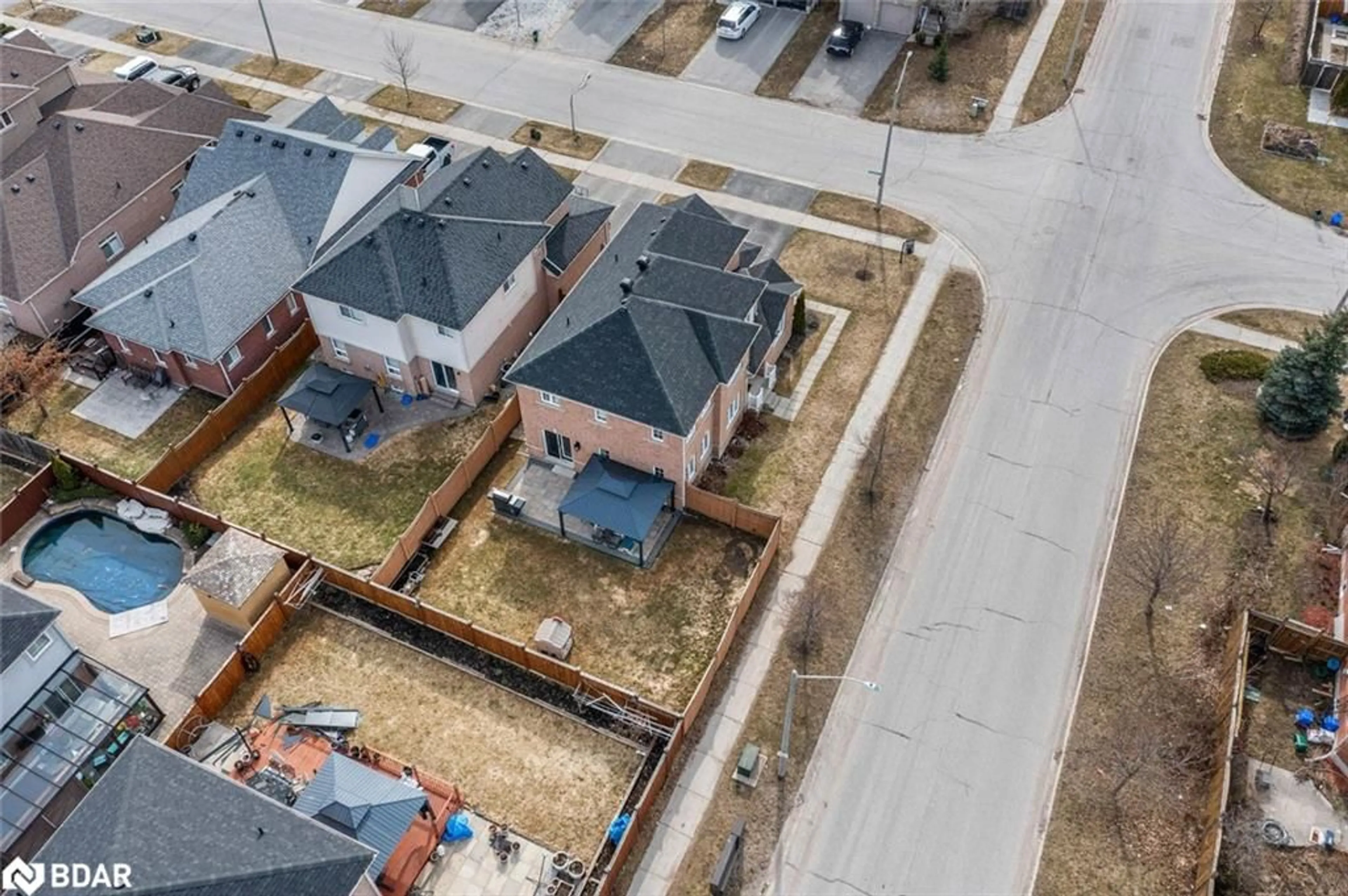 A pic from outside/outdoor area/front of a property/back of a property/a pic from drone, street for 181 Sovereign's Gate, Barrie Ontario L4M 0A7