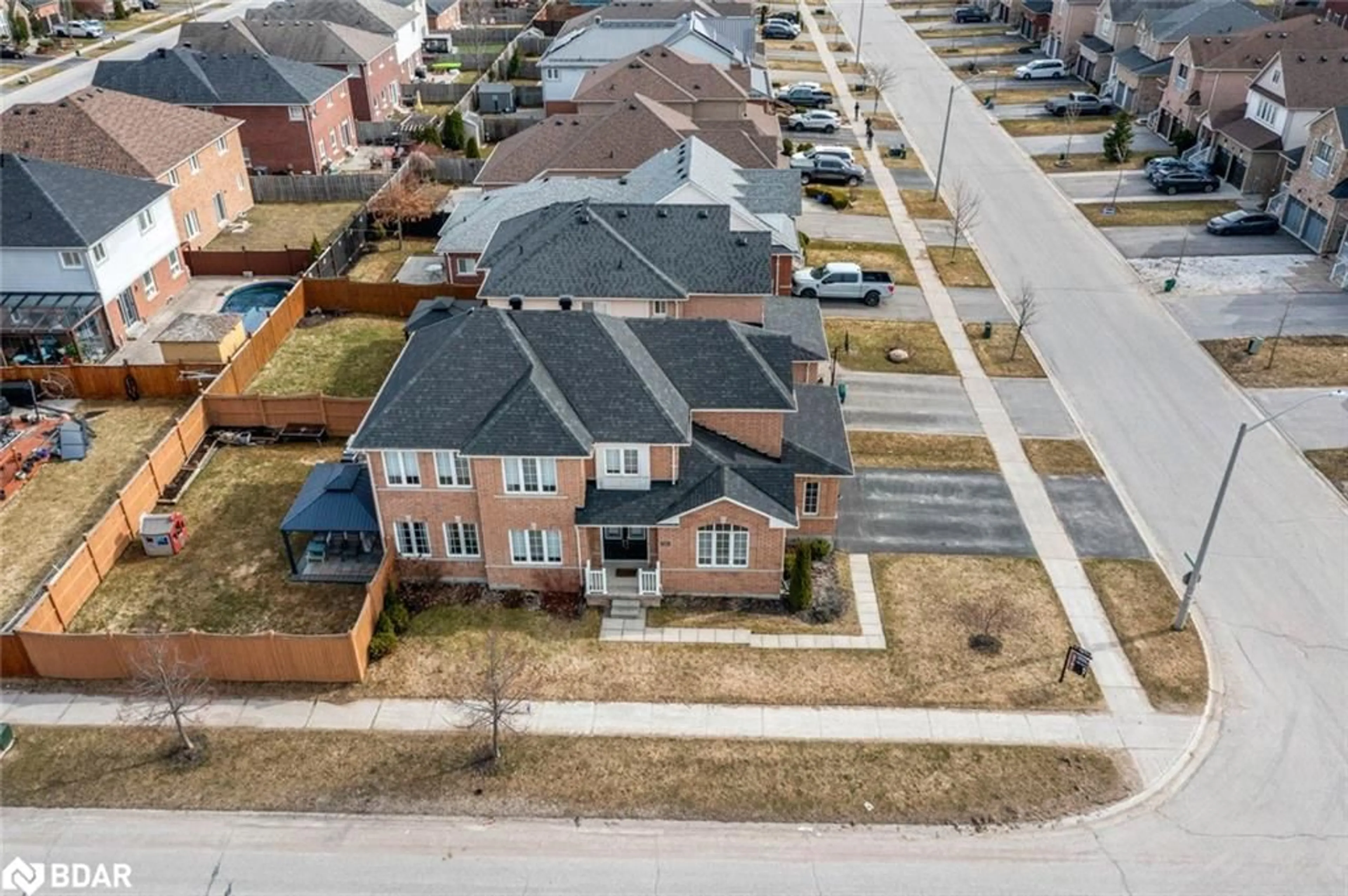 A pic from outside/outdoor area/front of a property/back of a property/a pic from drone, street for 181 Sovereign's Gate, Barrie Ontario L4M 0A7