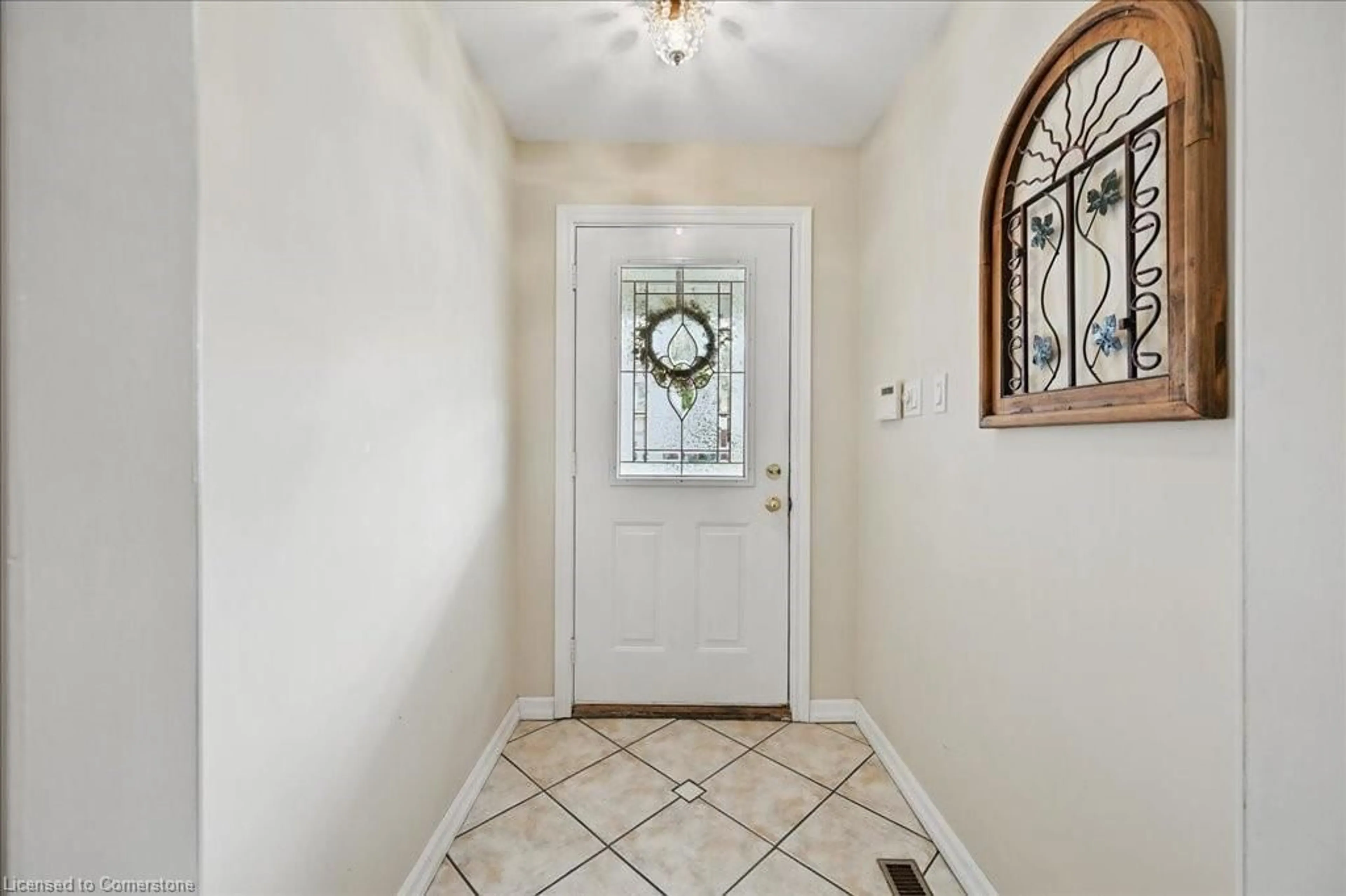 Indoor entryway for 57 Highland Park Dr, Dundas Ontario L9H 6G4
