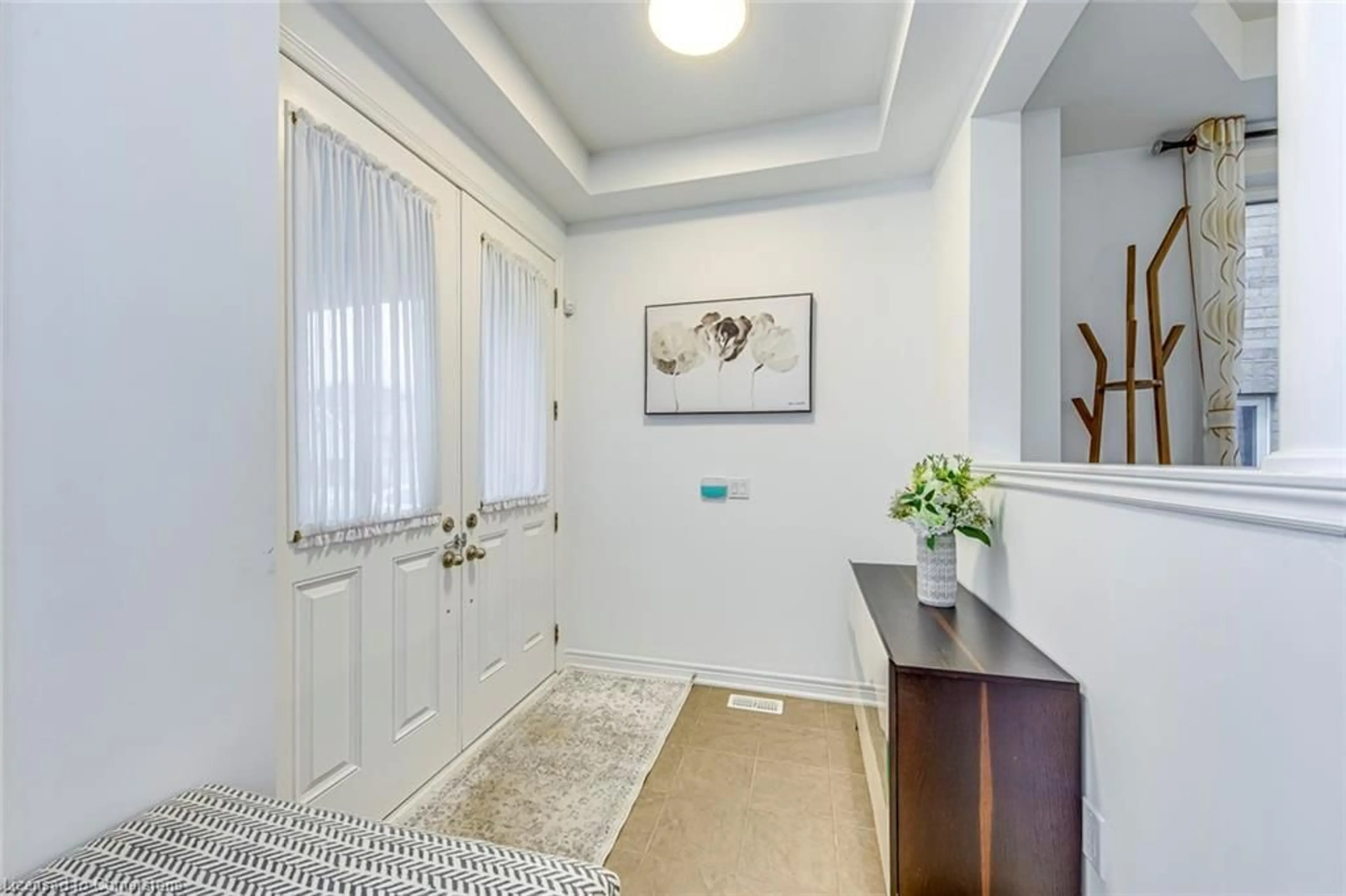 Indoor entryway for 16 Henderson St, Ancaster Ontario L9K 0H1