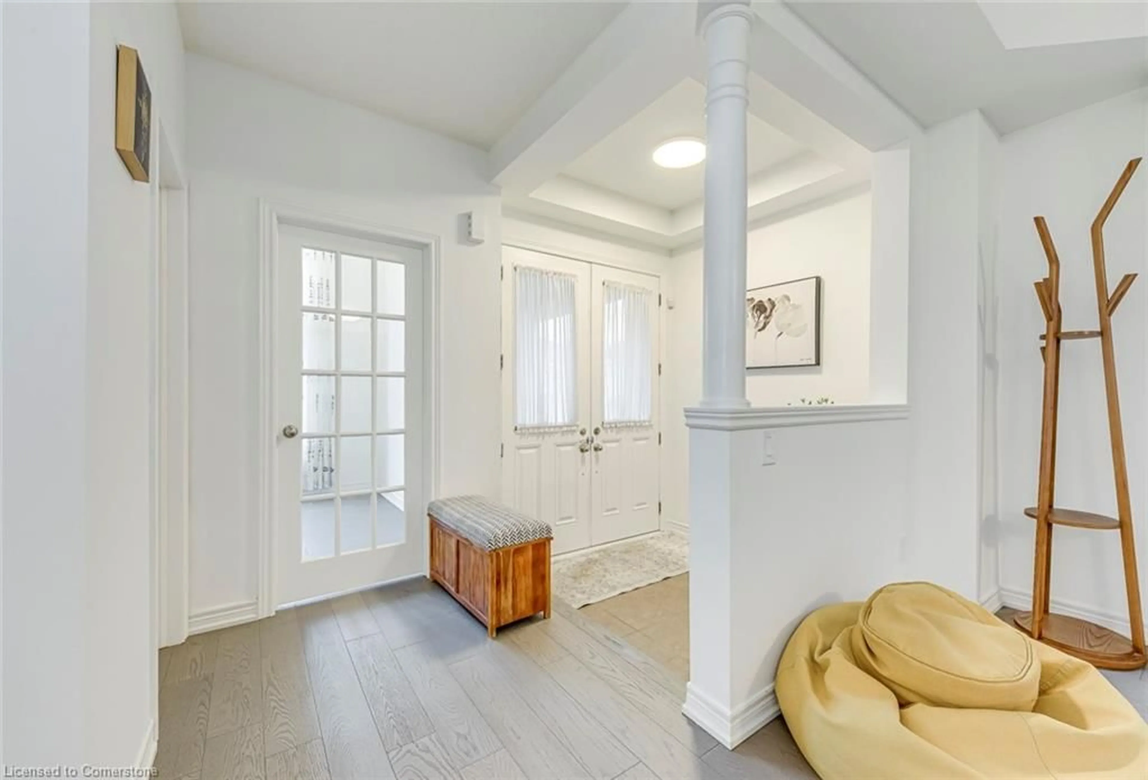 Indoor entryway for 16 Henderson St, Ancaster Ontario L9K 0H1