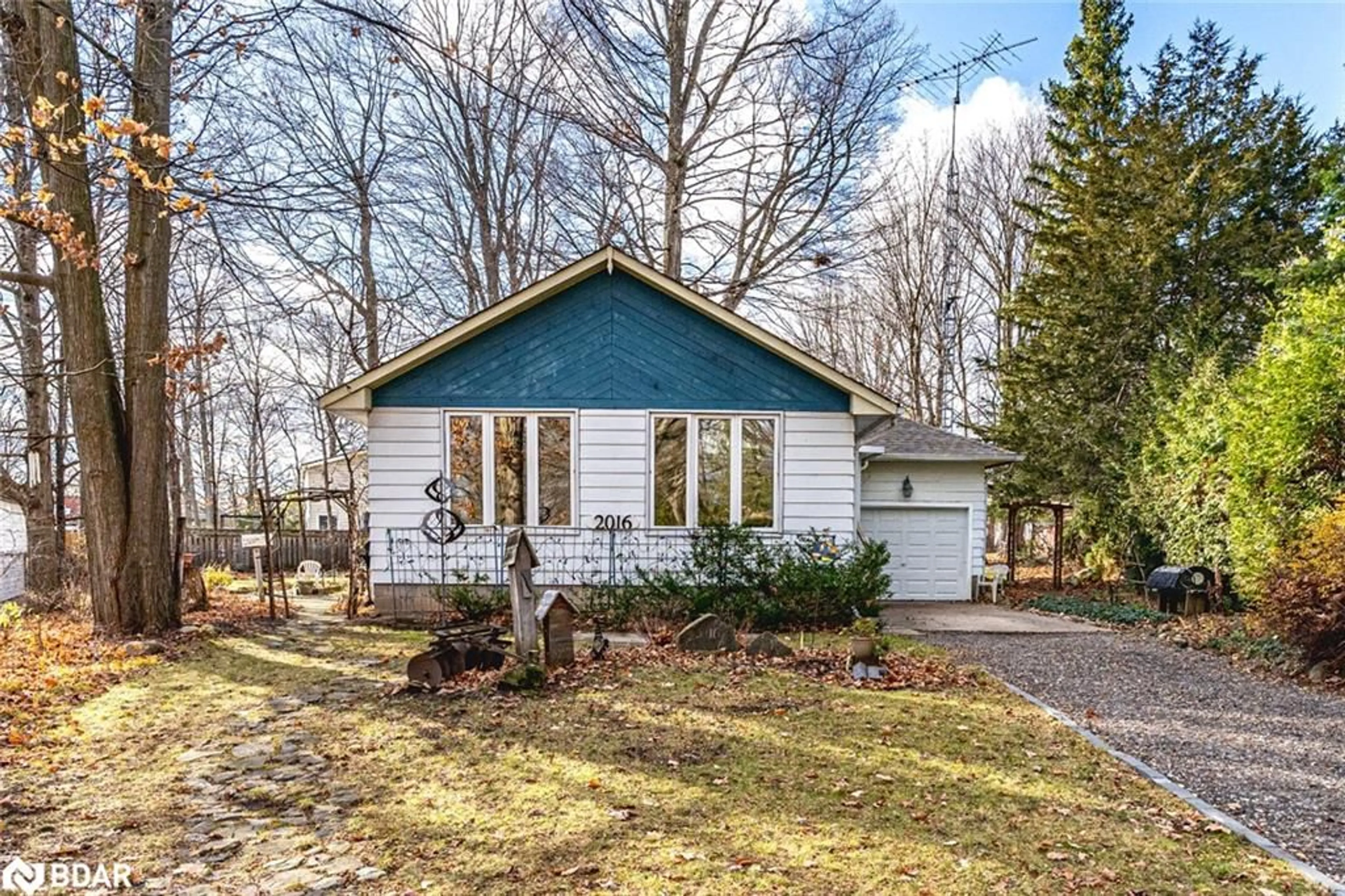 Home with vinyl exterior material, street for 2016 Kate Ave, Innisfil Ontario L9S 1Y2