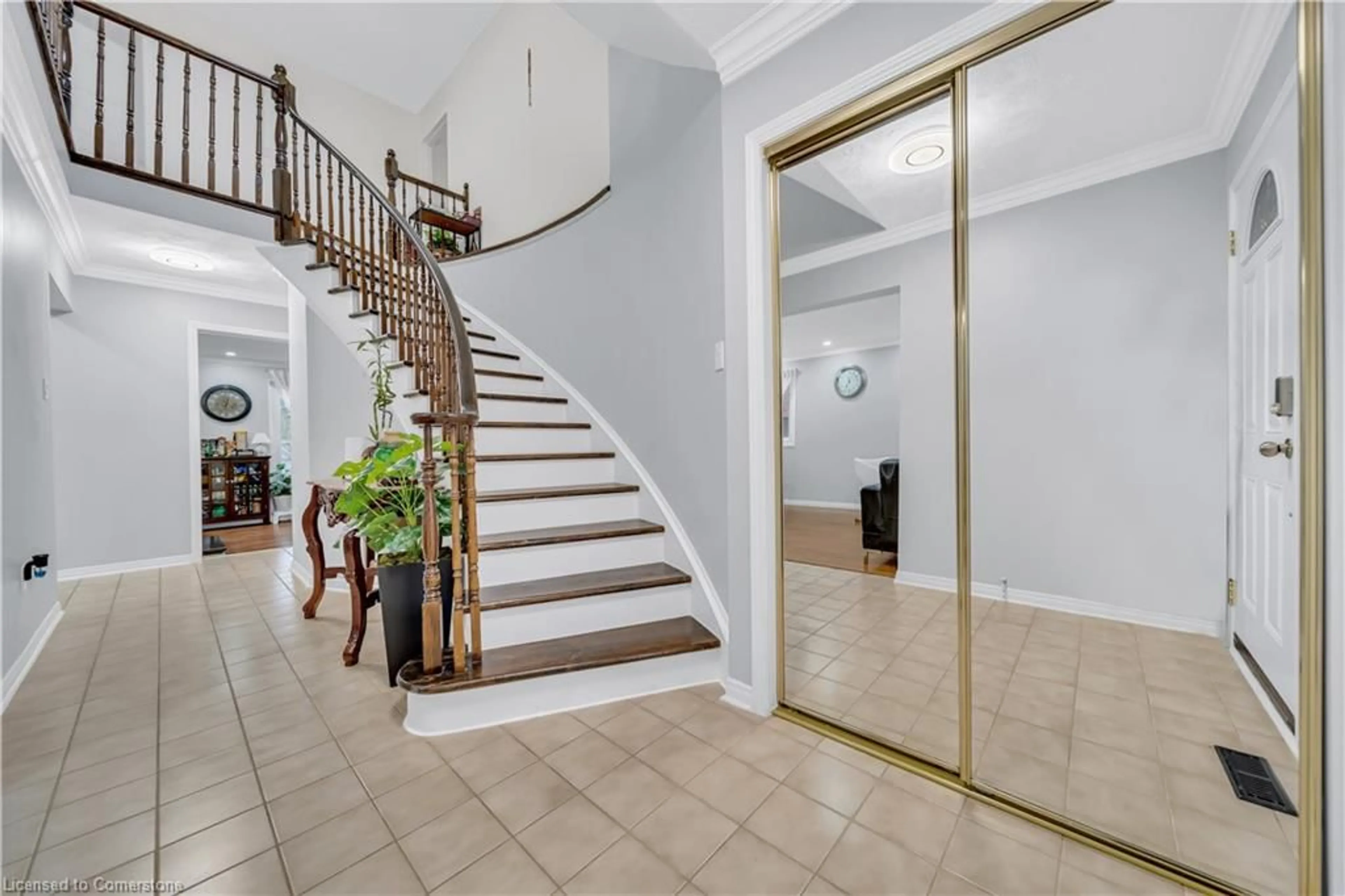 Indoor foyer for 46 Fortura Crt, Thorold Ontario L2V 4Y1