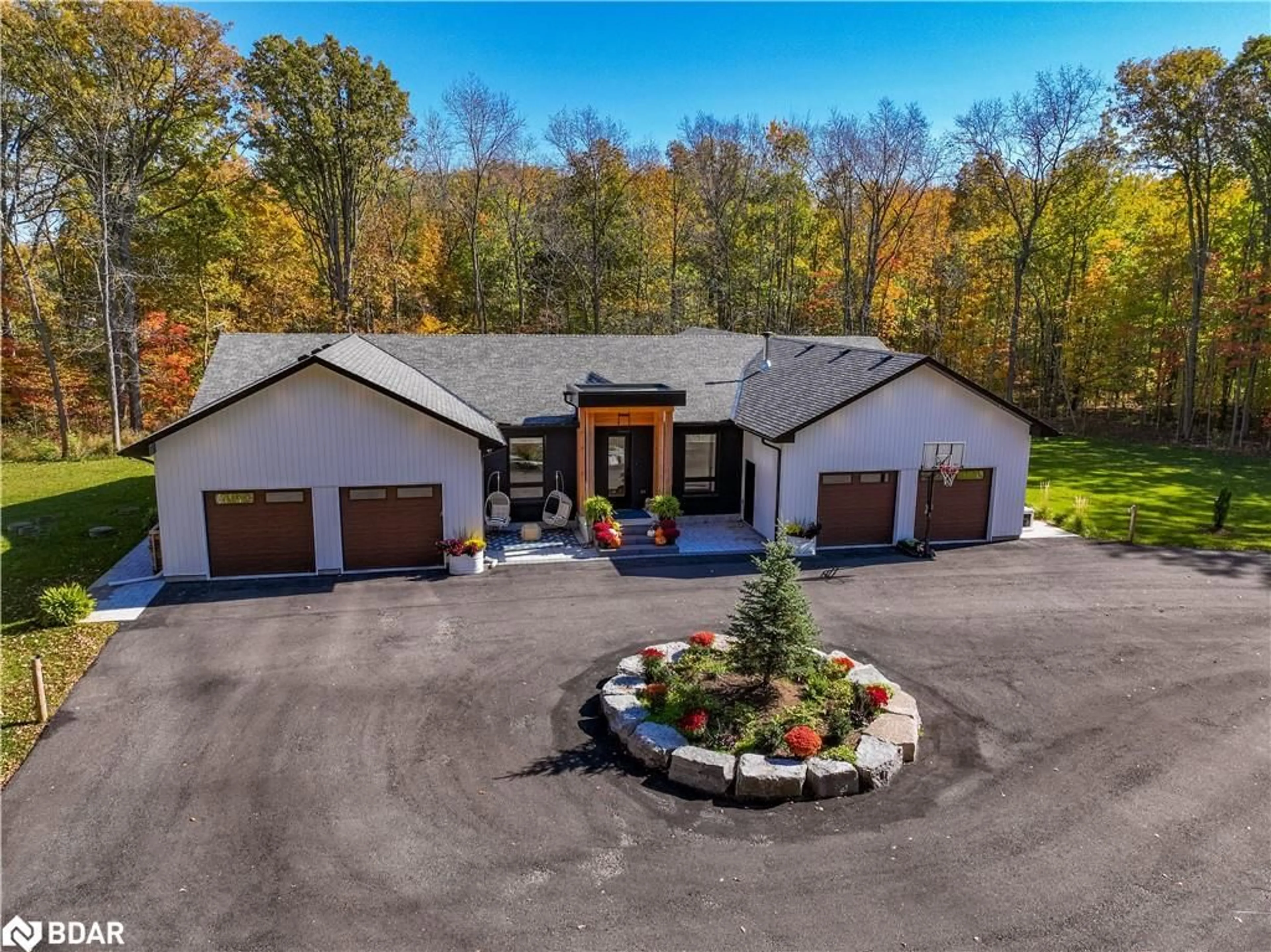 A pic from outside/outdoor area/front of a property/back of a property/a pic from drone, unknown for 295 Allen Rd, Grimsby Ontario L3M 4E7