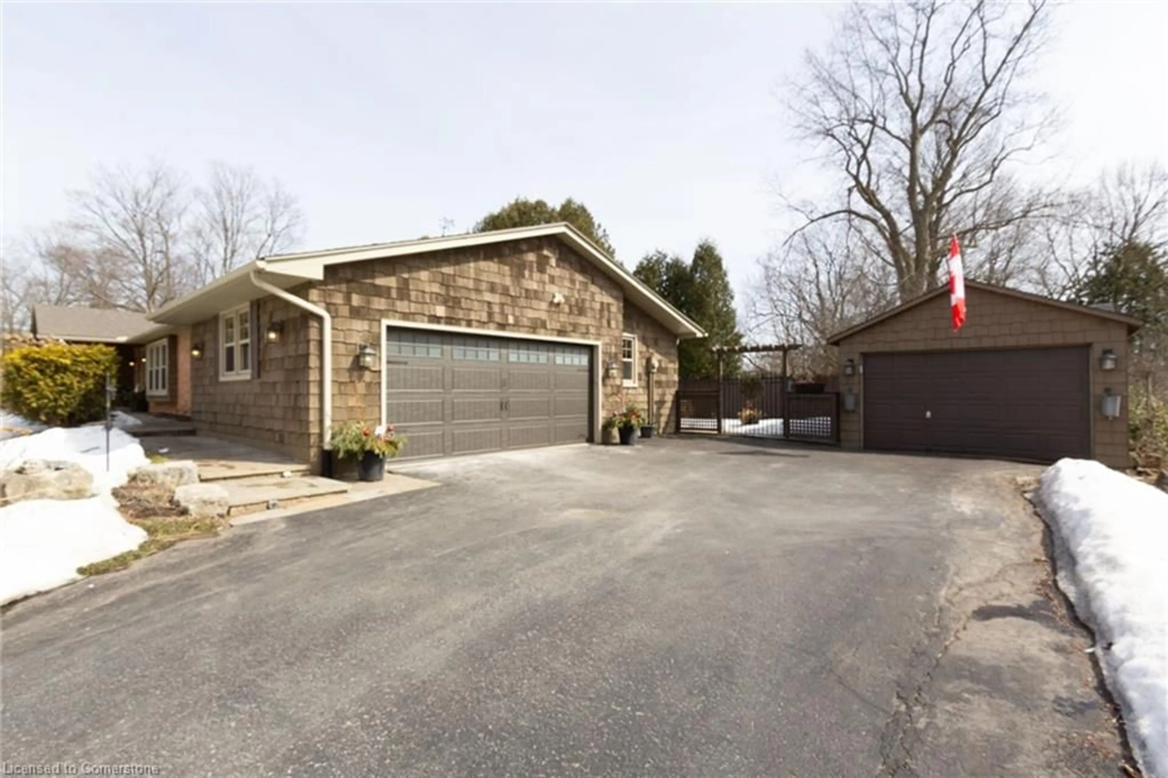 Indoor garage for 15 Coachman Cres, Hamilton Ontario L8N 2Z7