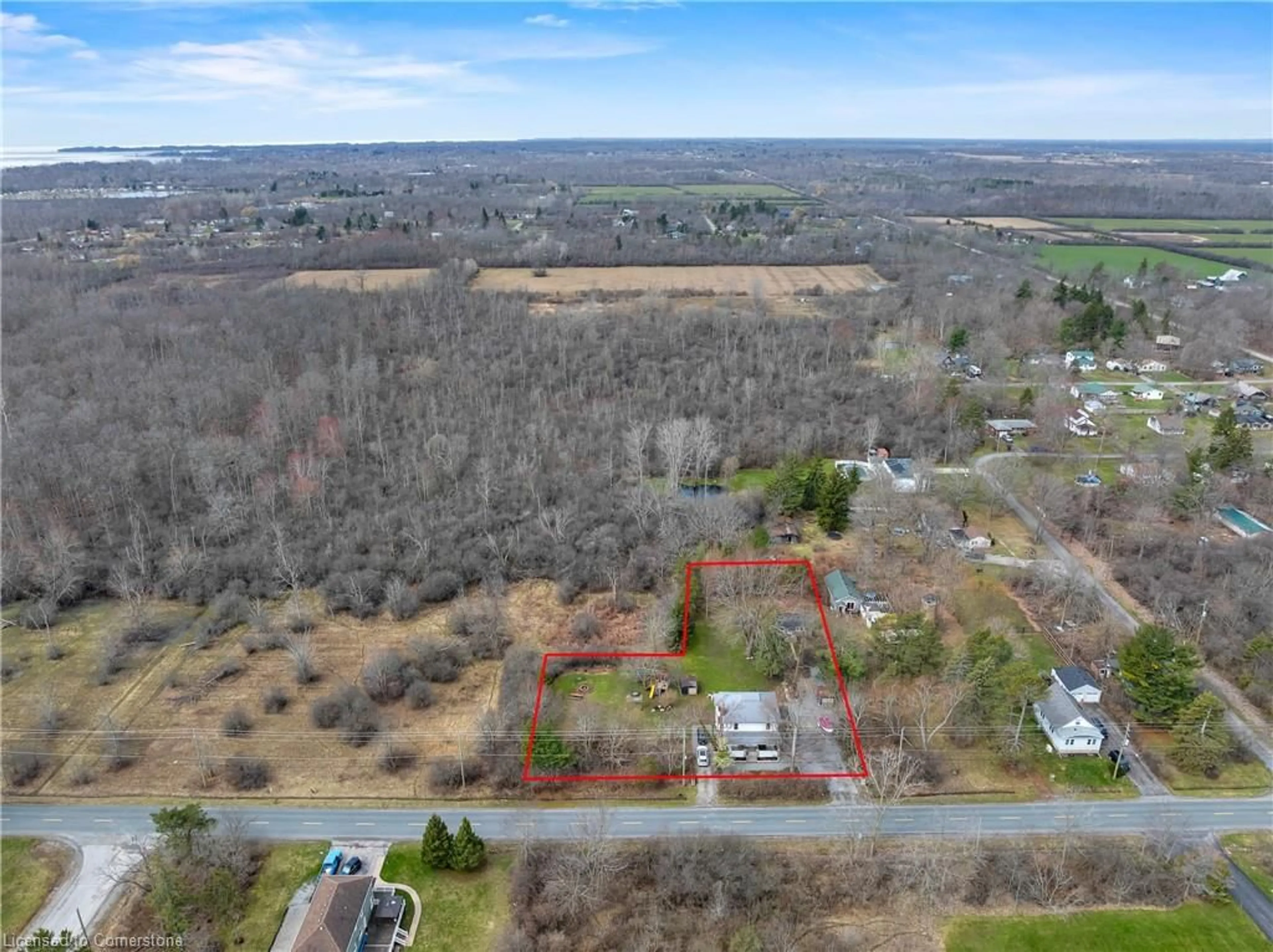 A pic from outside/outdoor area/front of a property/back of a property/a pic from drone, unknown for 621 Rosehill Rd, Fort Erie Ontario L2A 5M4