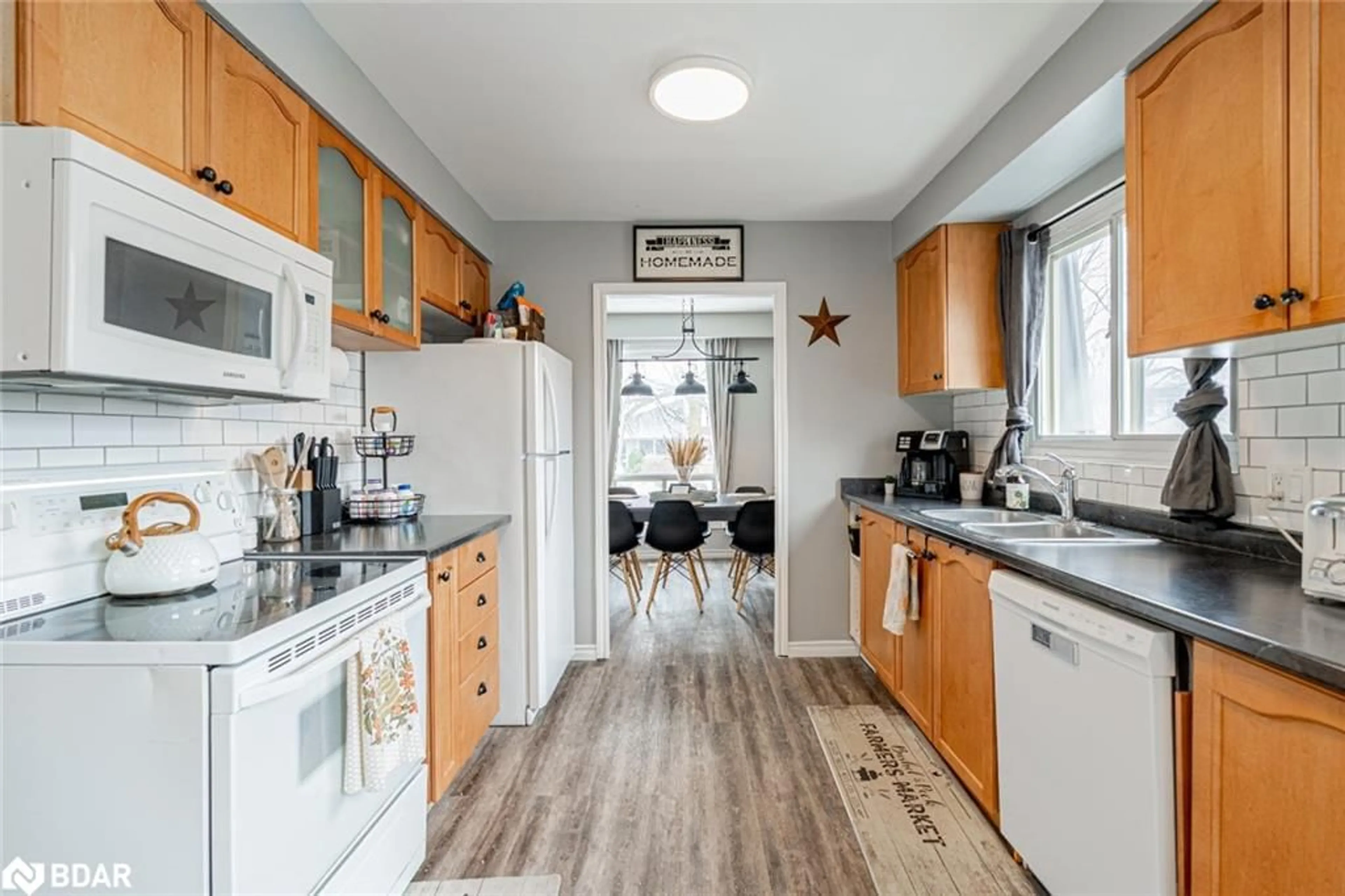 Standard kitchen, unknown for 80 Daphne Cres, Barrie Ontario L4M 2Y9