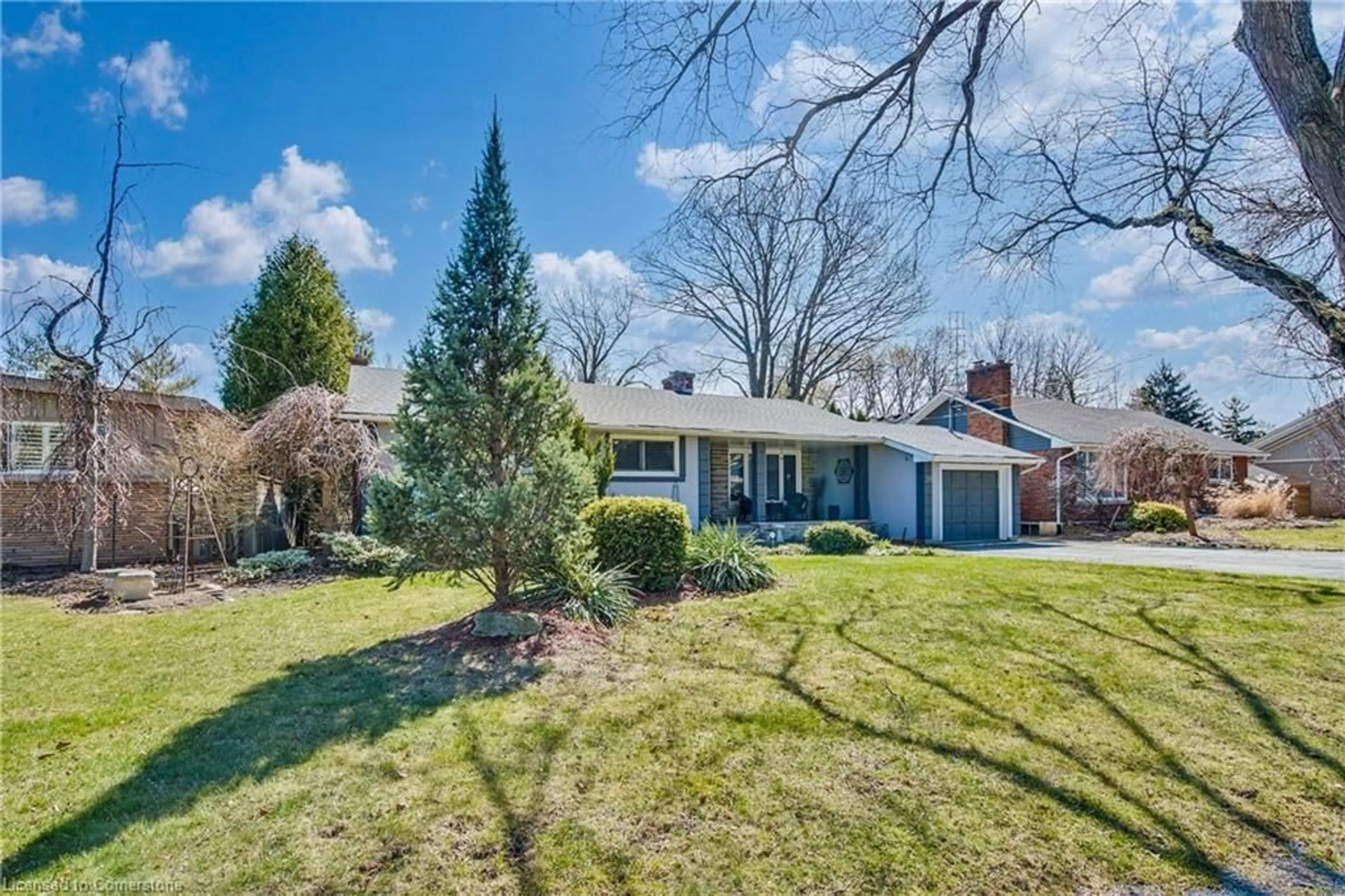 A pic from outside/outdoor area/front of a property/back of a property/a pic from drone, street for 20 Spring Garden Blvd, St. Catharines Ontario L2N 3P6