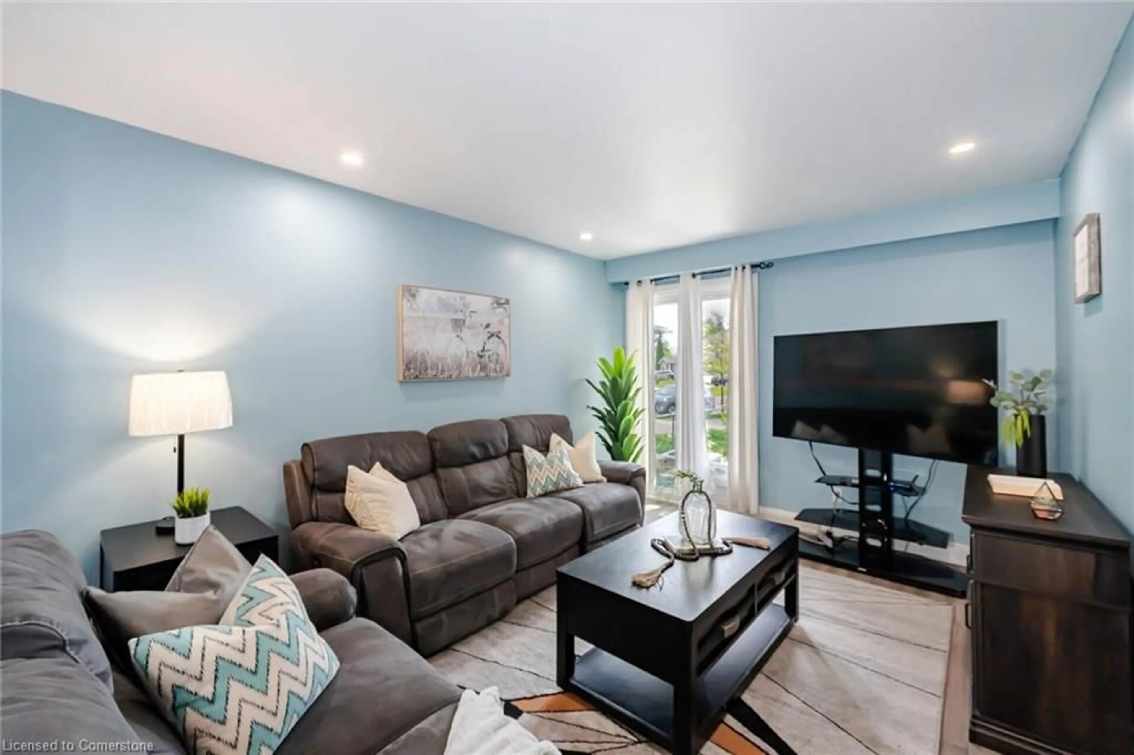 Living room with furniture, unknown for 128 Fanshawe Dr, Brampton Ontario L6Z 1B1