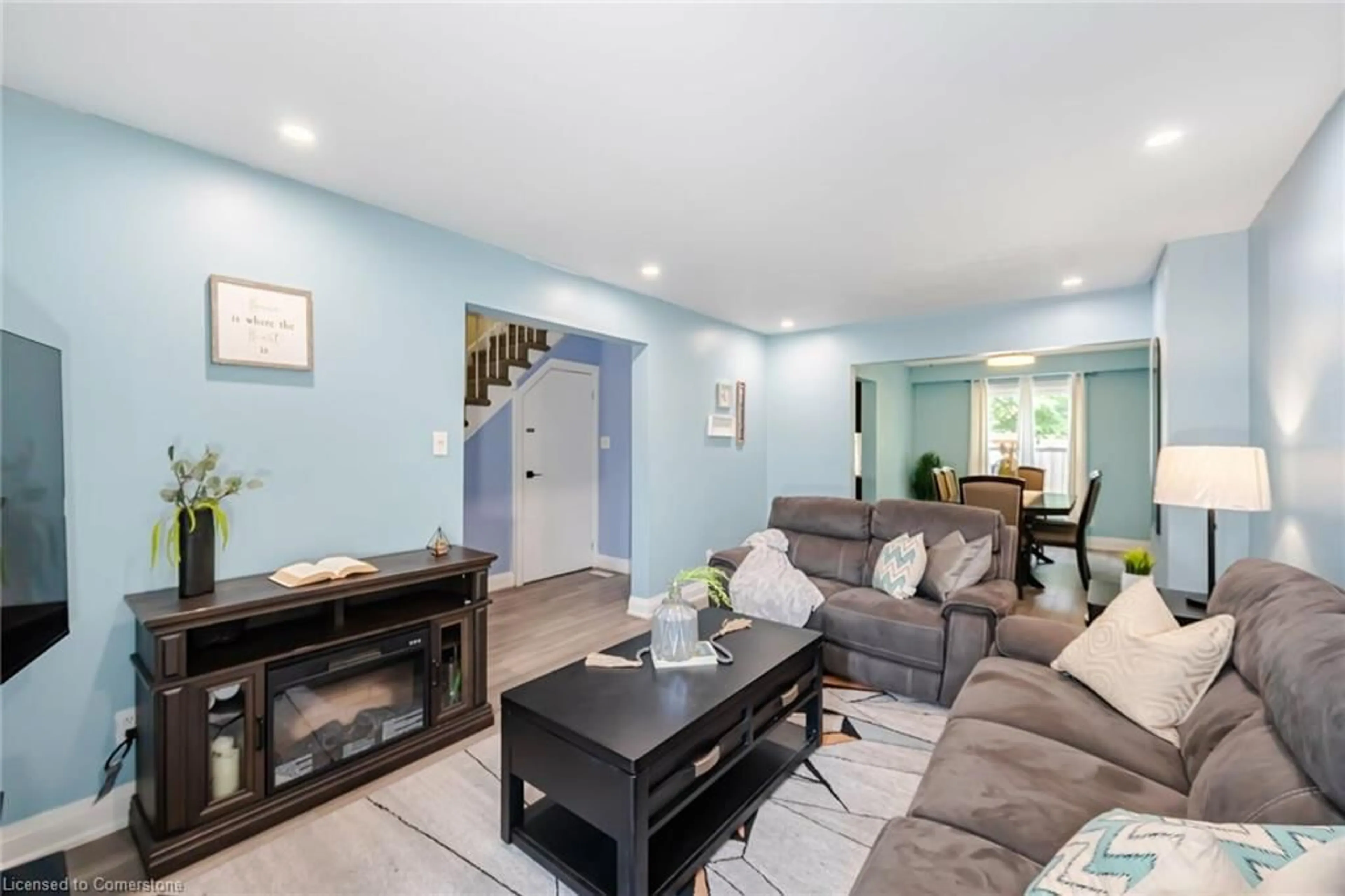 Living room with furniture, unknown for 128 Fanshawe Dr, Brampton Ontario L6Z 1B1