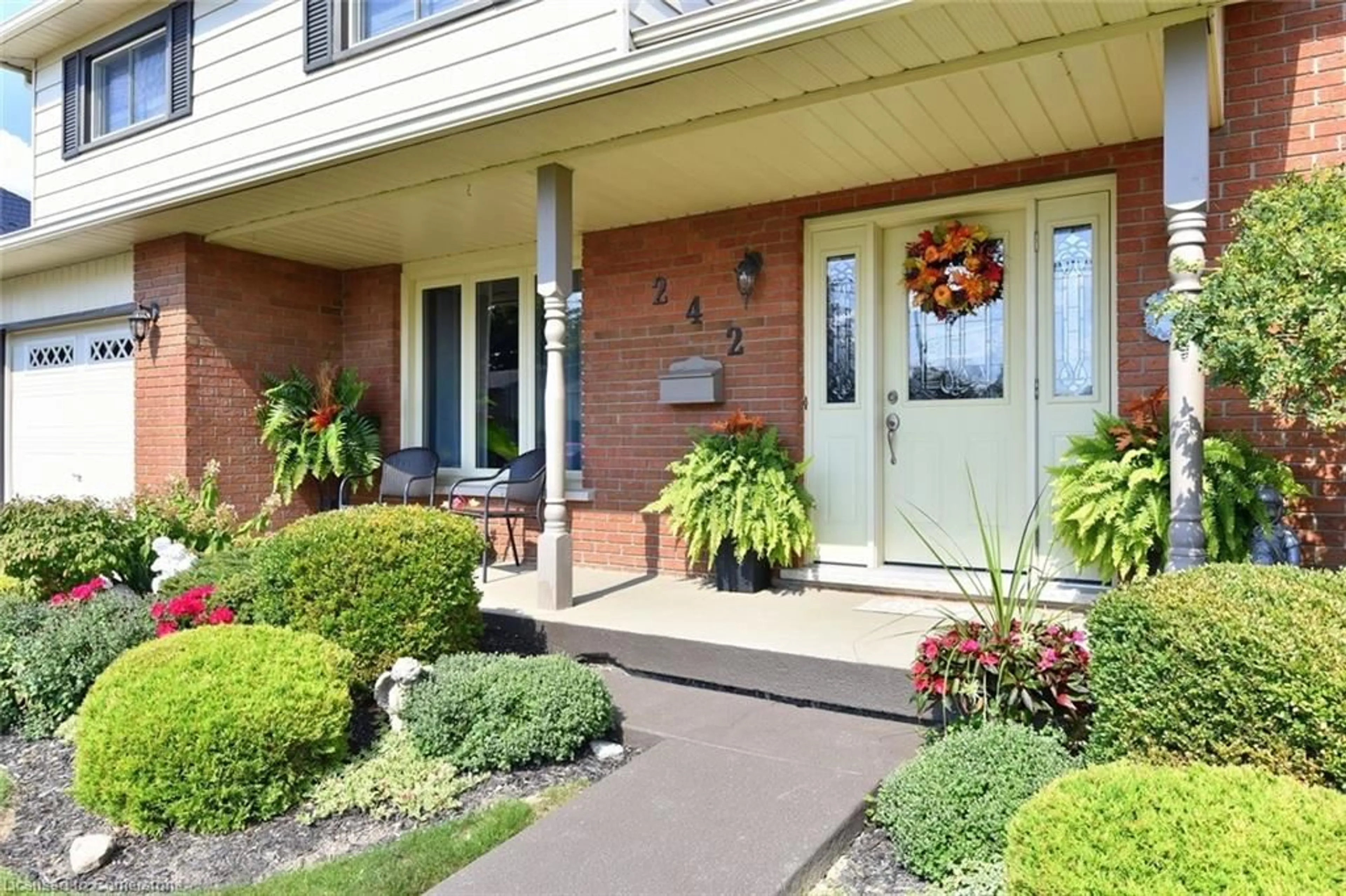 Indoor entryway for 242 Morrison Dr, Caledonia Ontario N3W 1A8