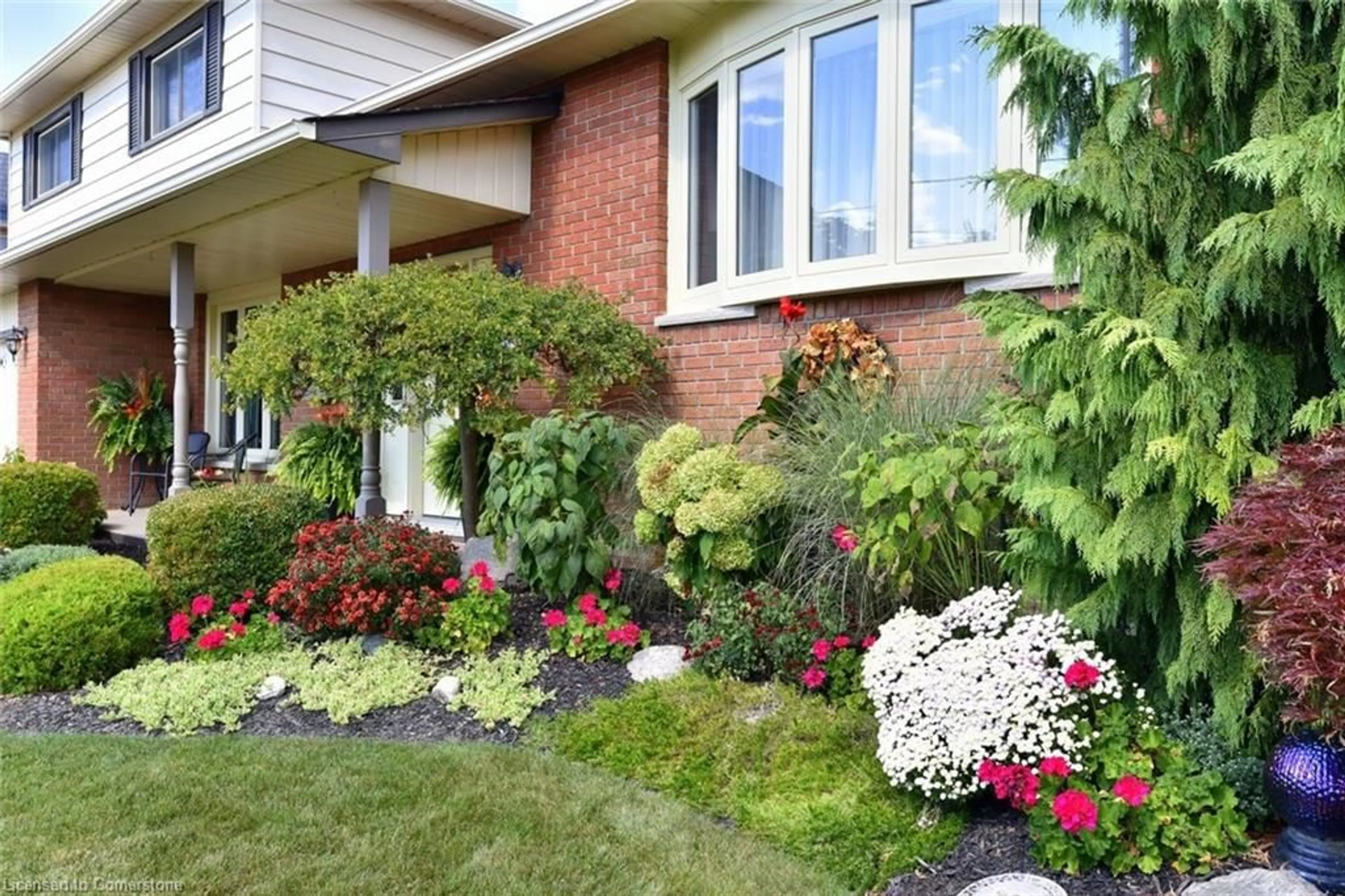 Patio, street for 242 Morrison Dr, Caledonia Ontario N3W 1A8