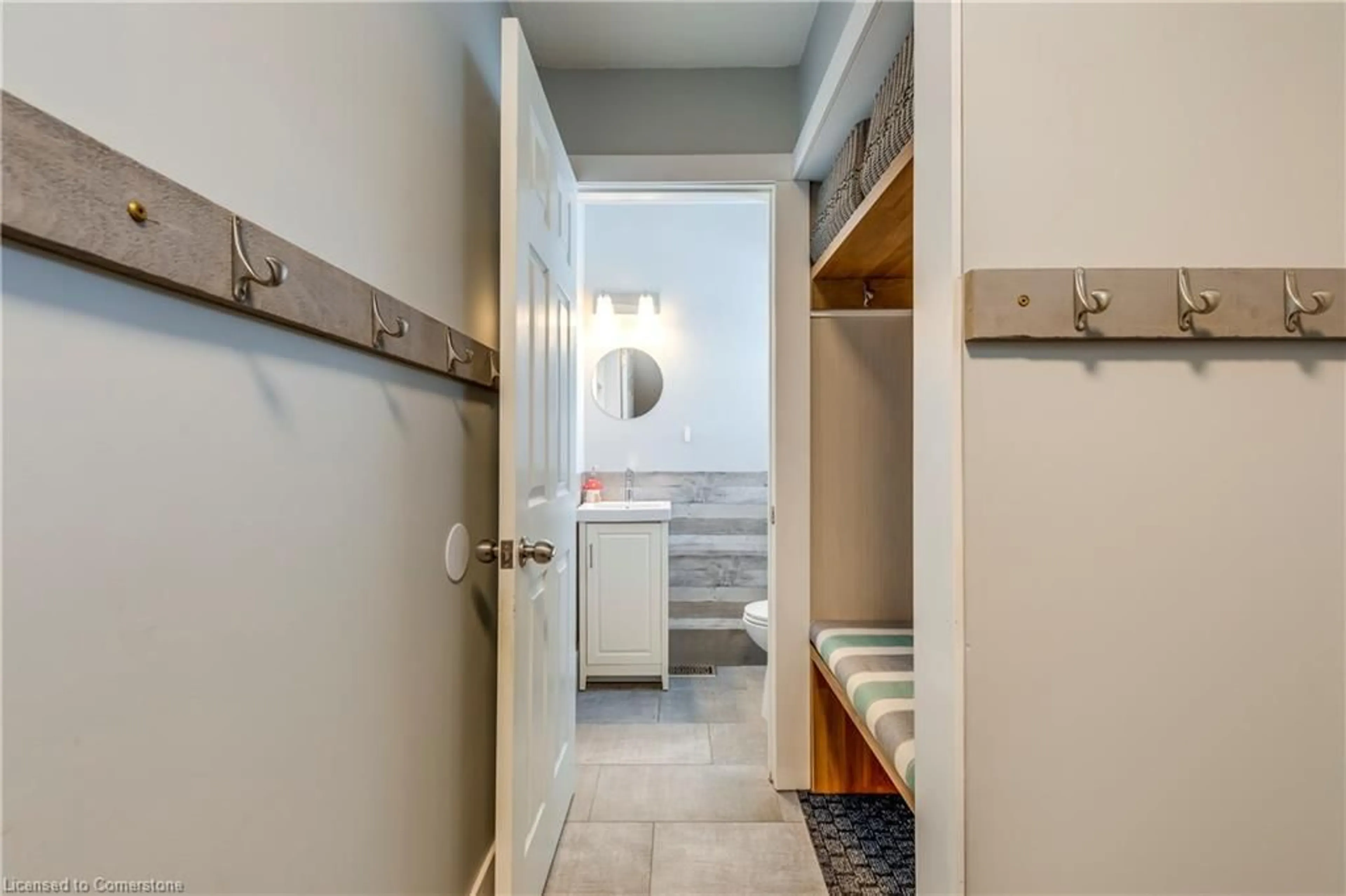 Indoor entryway for 153 Limeridge Rd #10, Hamilton Ontario L9C 2V3