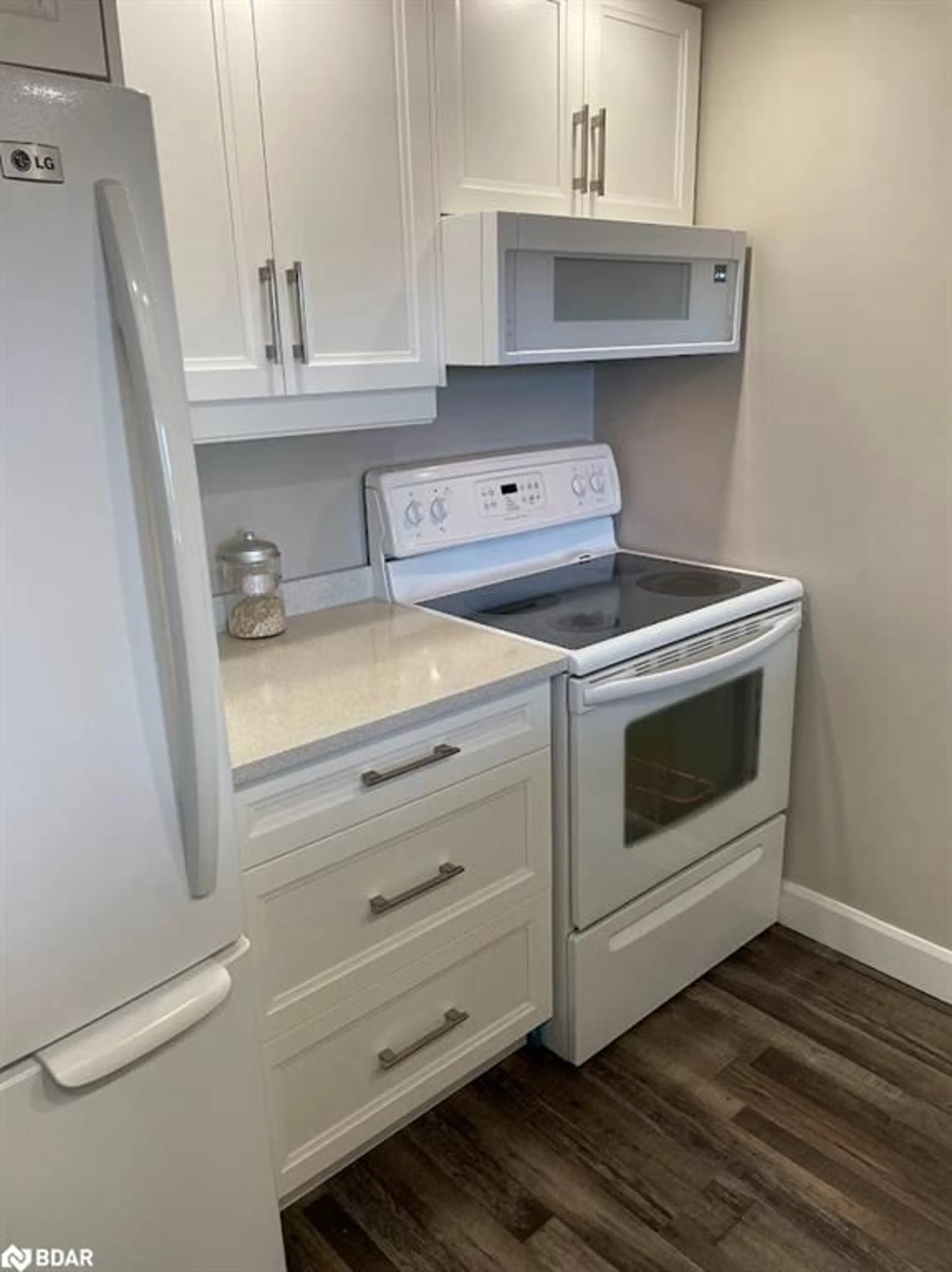 Standard kitchen, unknown for 65 Ellen St #111, Barrie Ontario L4N 3A5