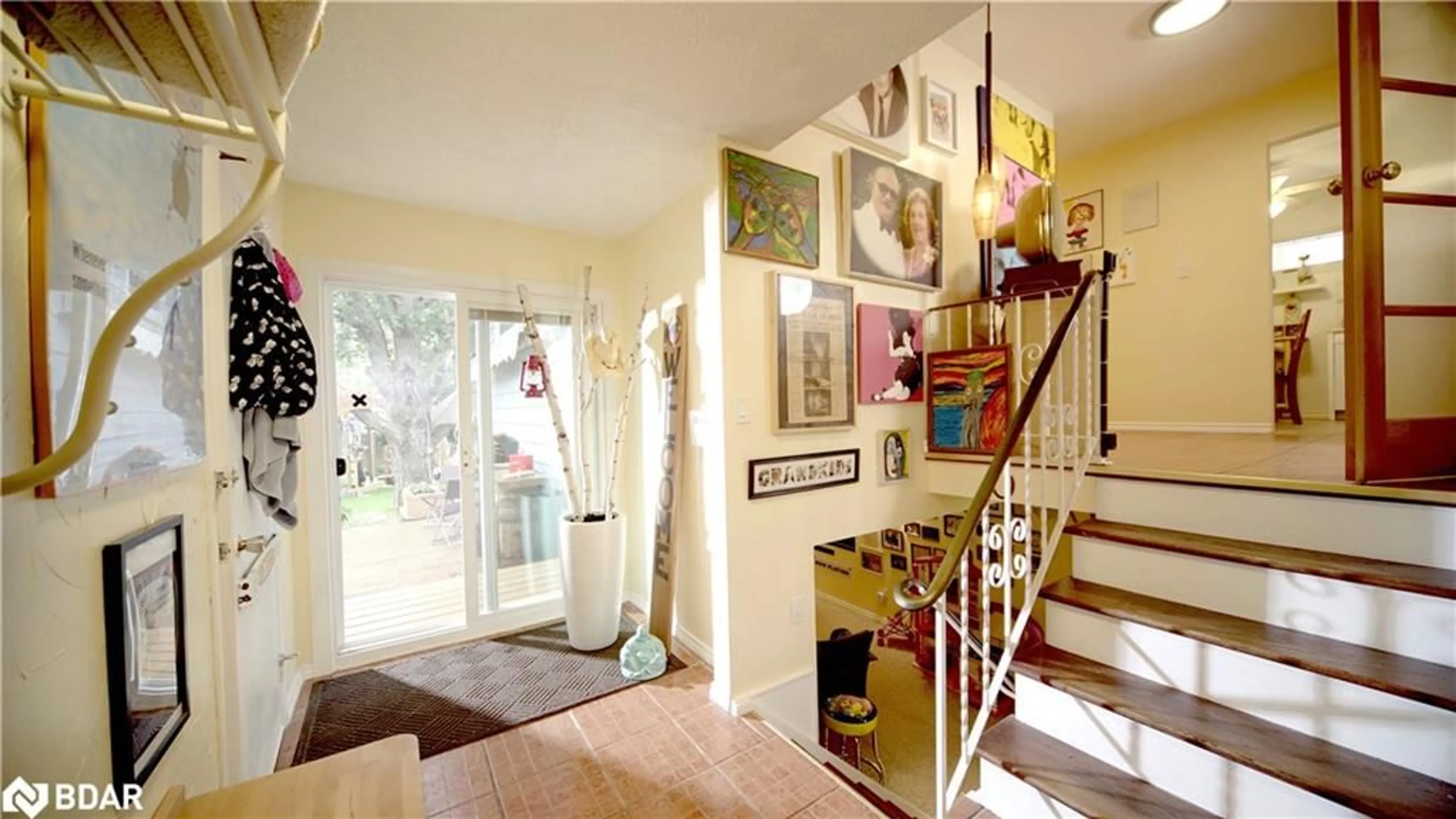 Indoor foyer for 17 Briarwood Cres, Belleville Ontario K8N 5J6