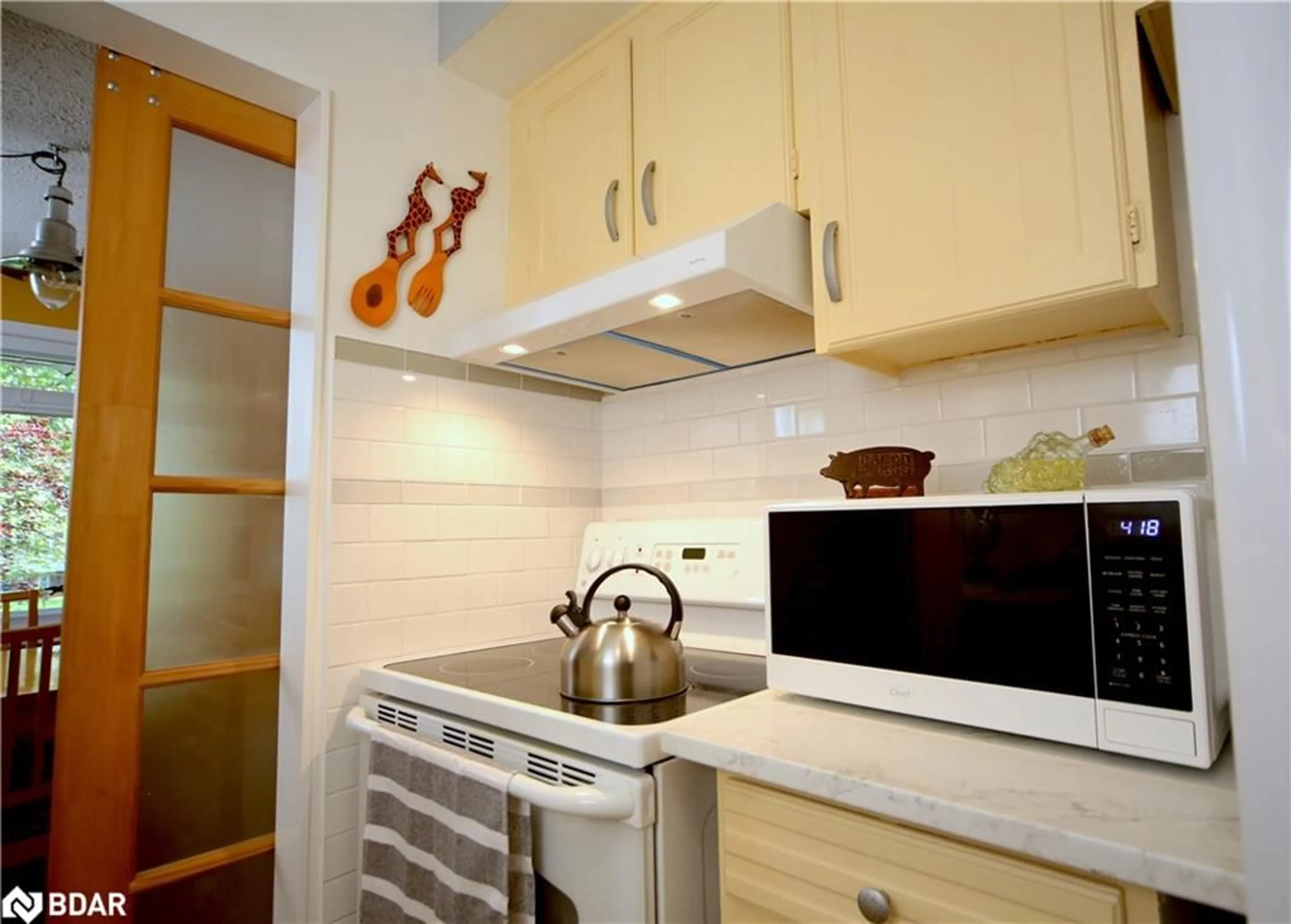 Standard kitchen, wood/laminate floor for 17 Briarwood Cres, Belleville Ontario K8N 5J6