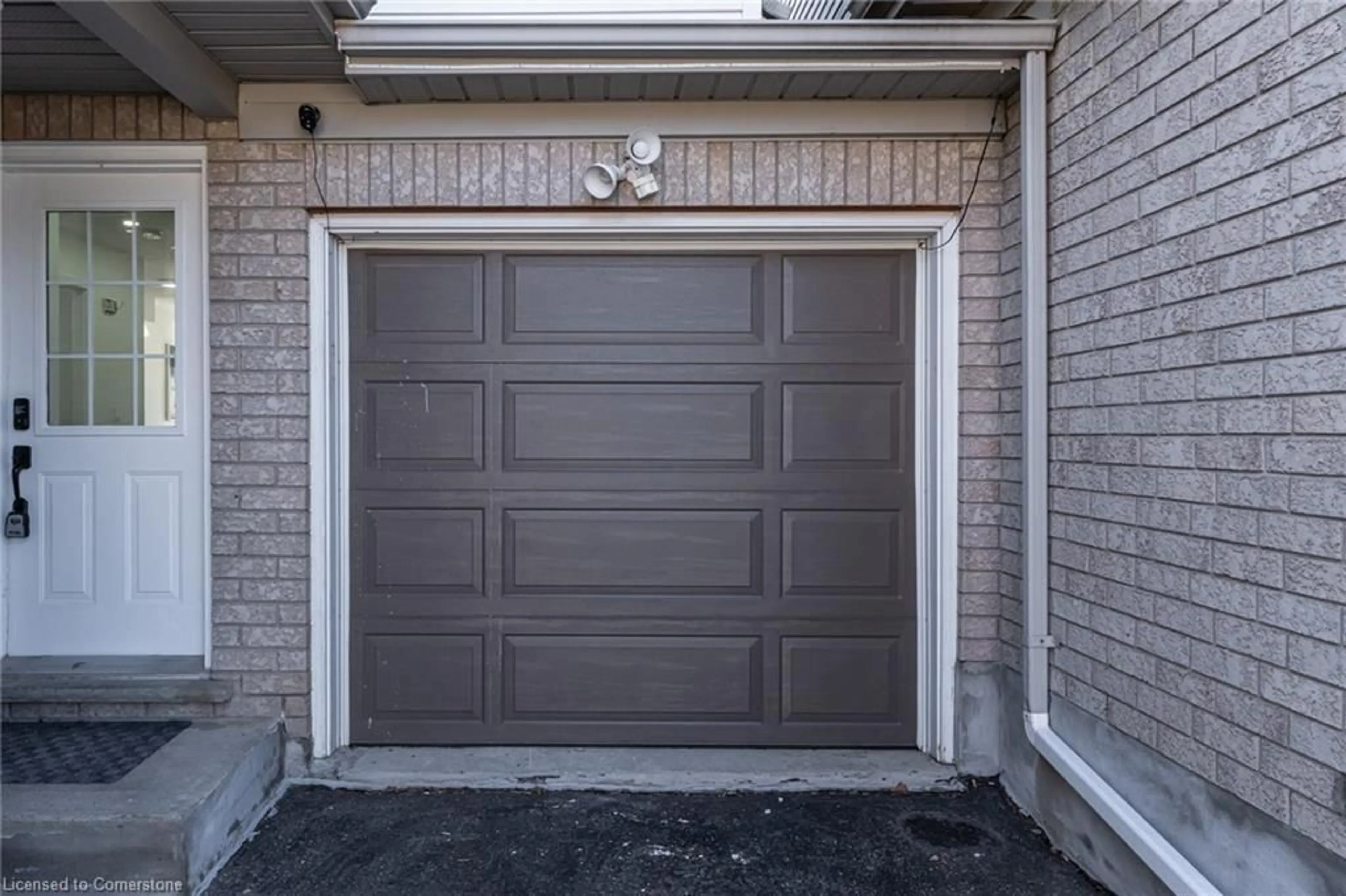 Indoor garage for 552 Dansbury Dr, Waterloo Ontario N2K 4E2