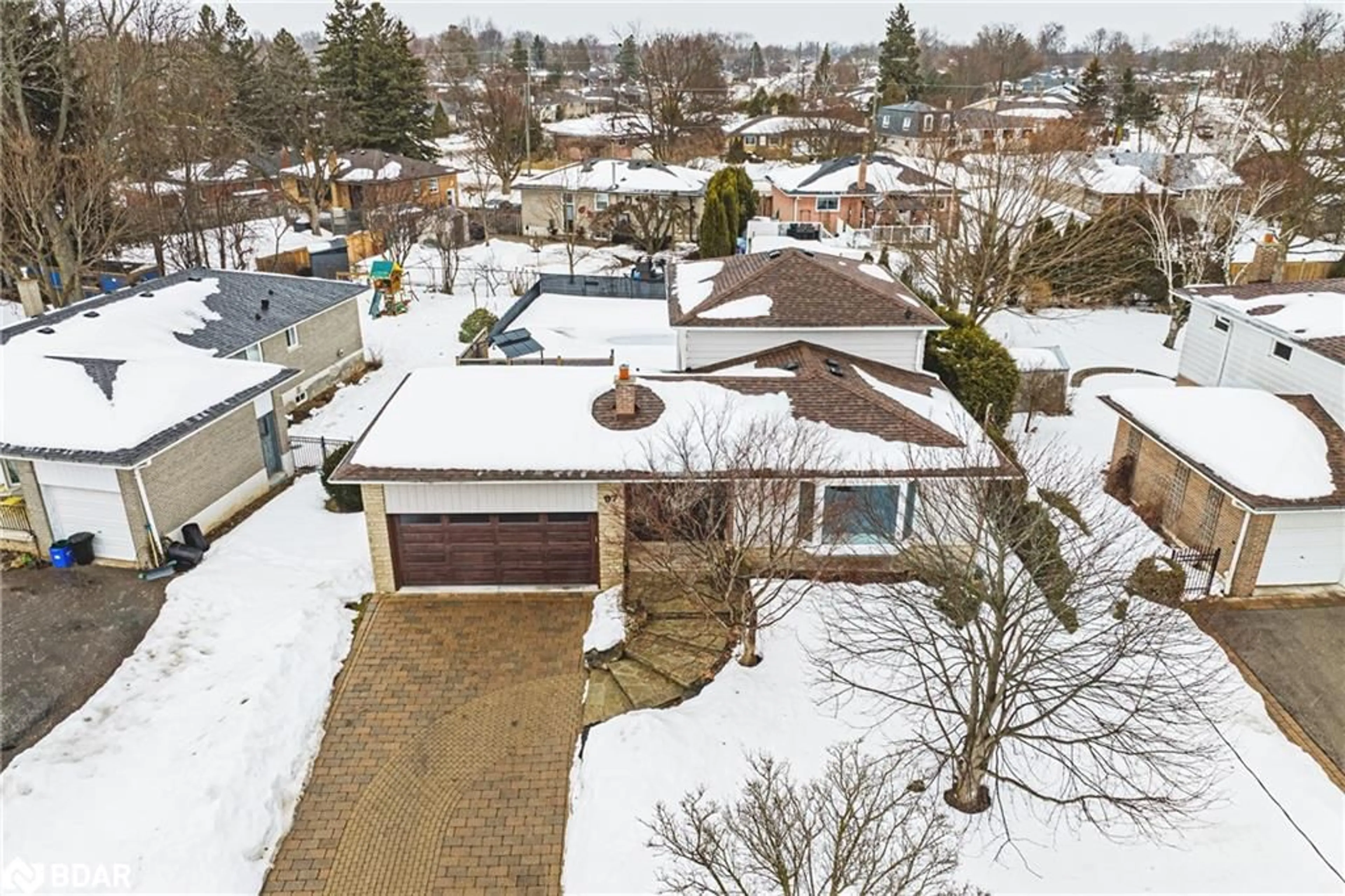 A pic from outside/outdoor area/front of a property/back of a property/a pic from drone, street for 97 Rexway Dr, Halton Hills Ontario L7G 1R3
