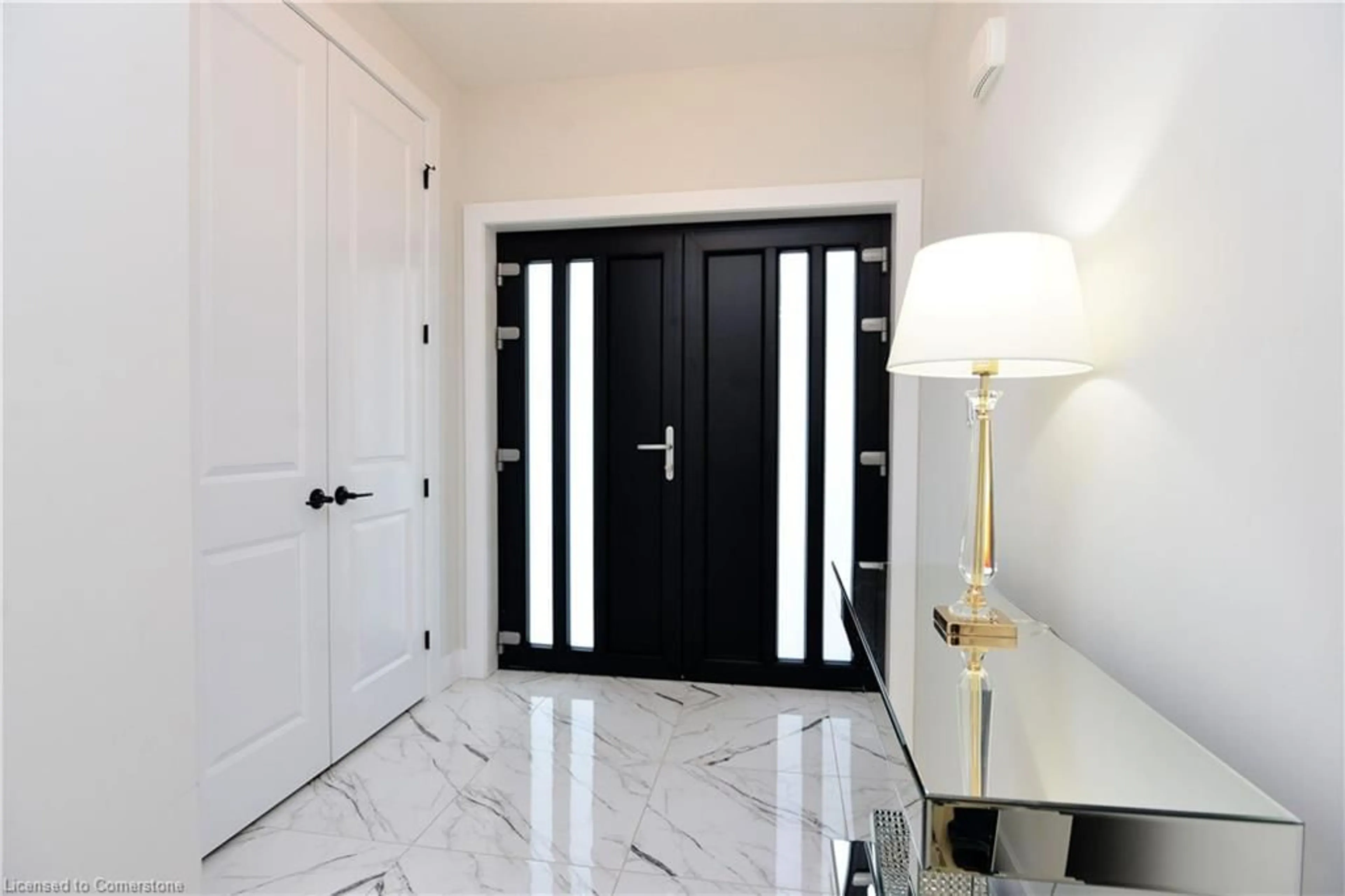 Indoor entryway for 86 Grandville Cir, Paris Ontario N3L 0J5