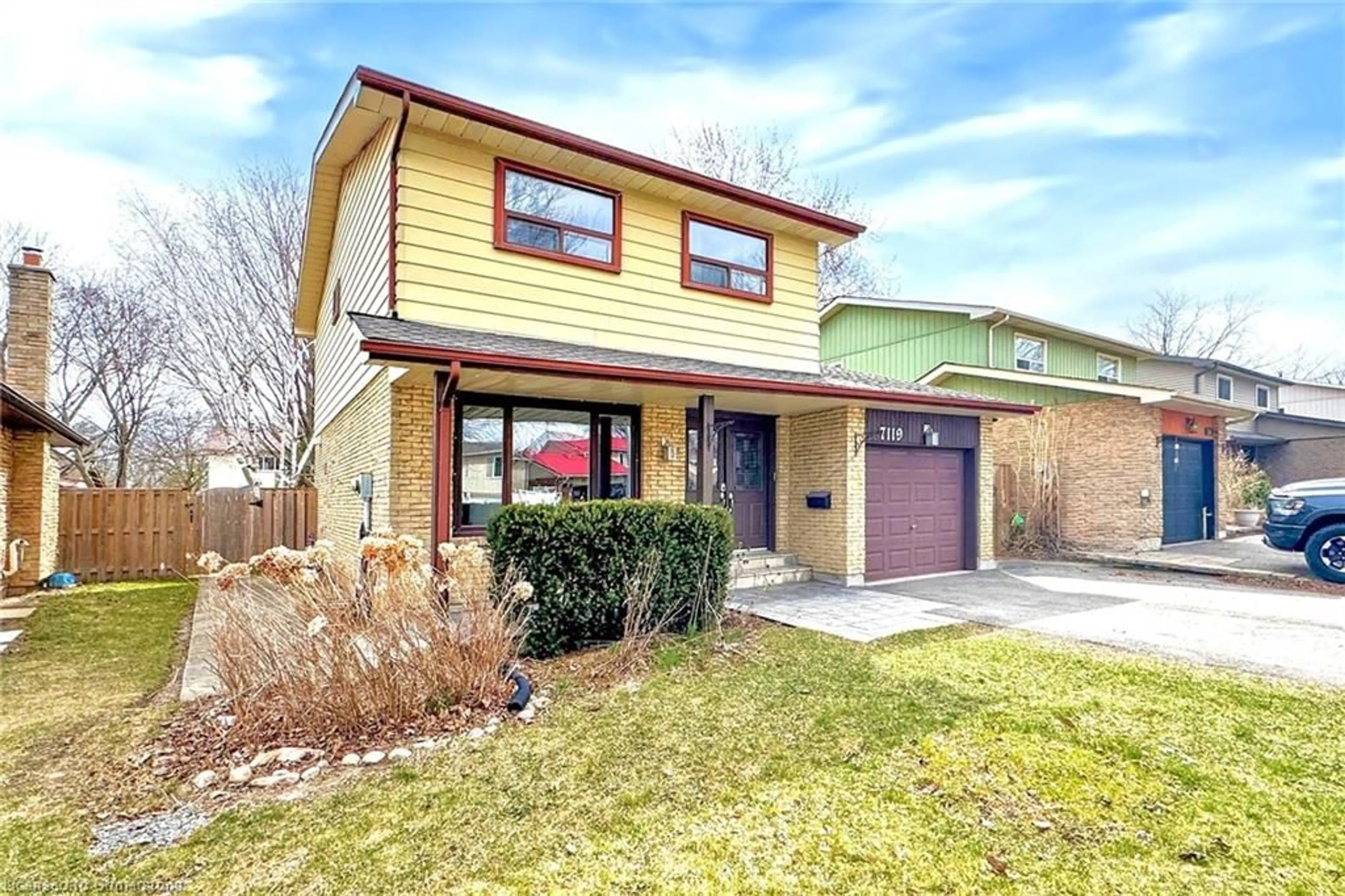 Home with brick exterior material, street for 7119 Fayette Cir, Mississauga Ontario L5N 1Y5