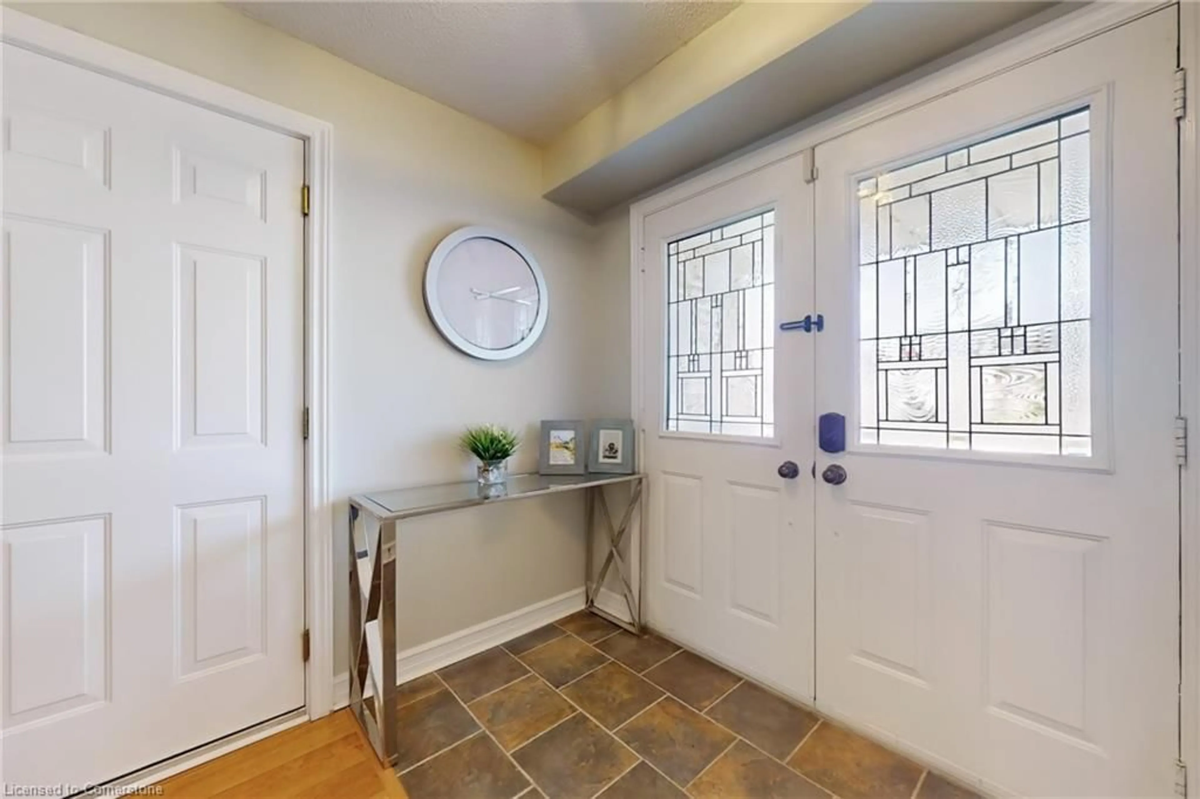 Indoor entryway for 7119 Fayette Cir, Mississauga Ontario L5N 1Y5