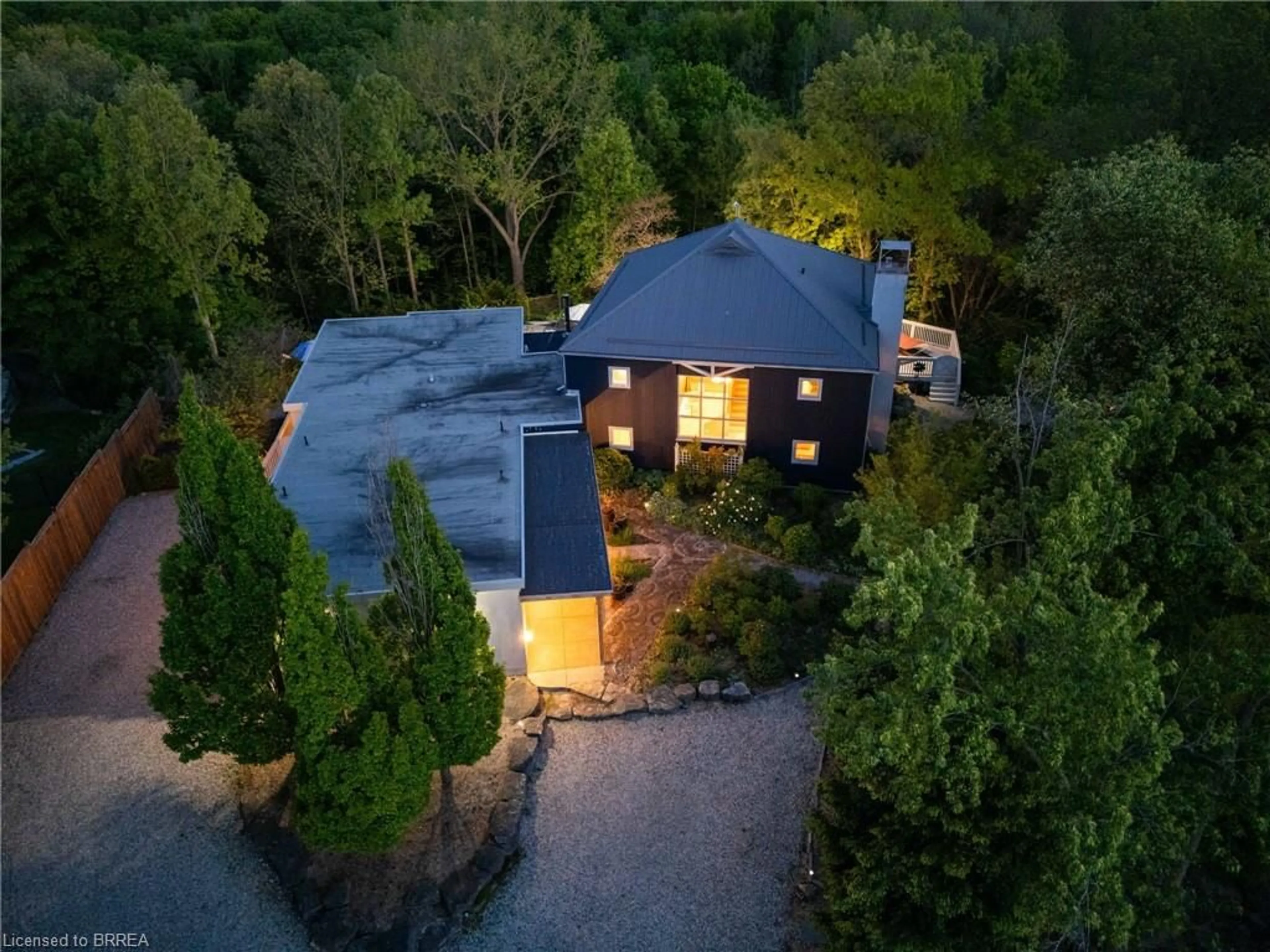 A pic from outside/outdoor area/front of a property/back of a property/a pic from drone, street for 364 Robinson Rd, Brantford Ontario N3T 5L7