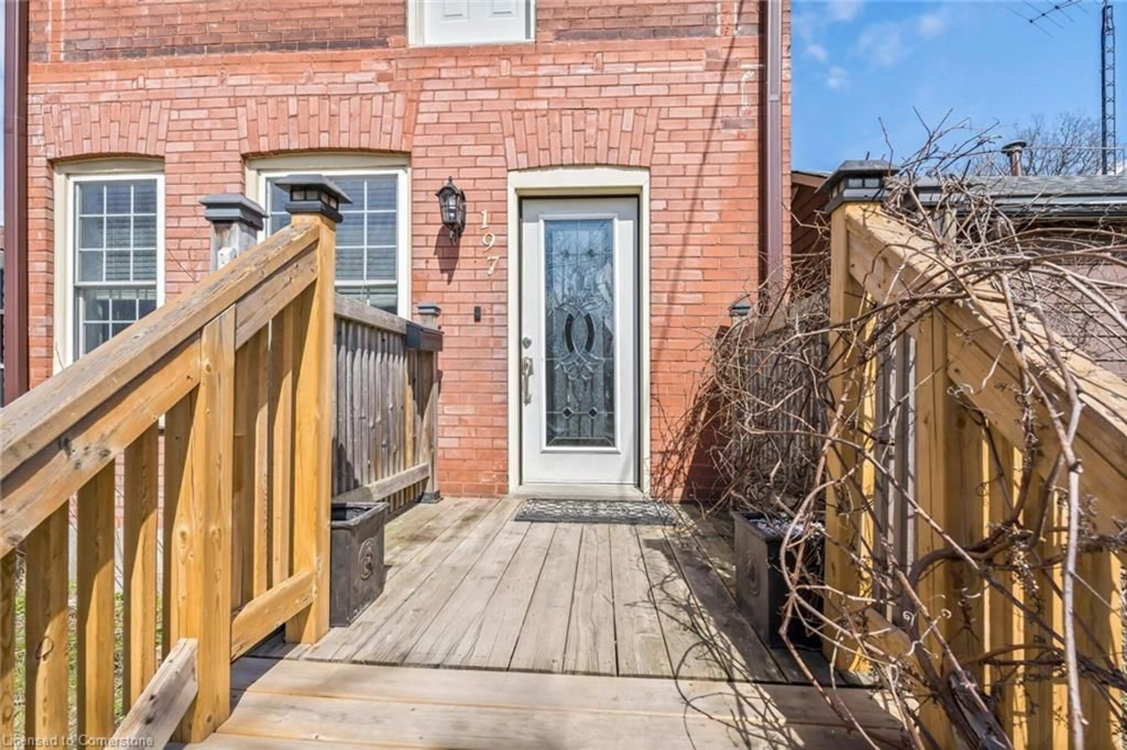 Patio, street for 197 William St, Brantford Ontario N3T 3L4