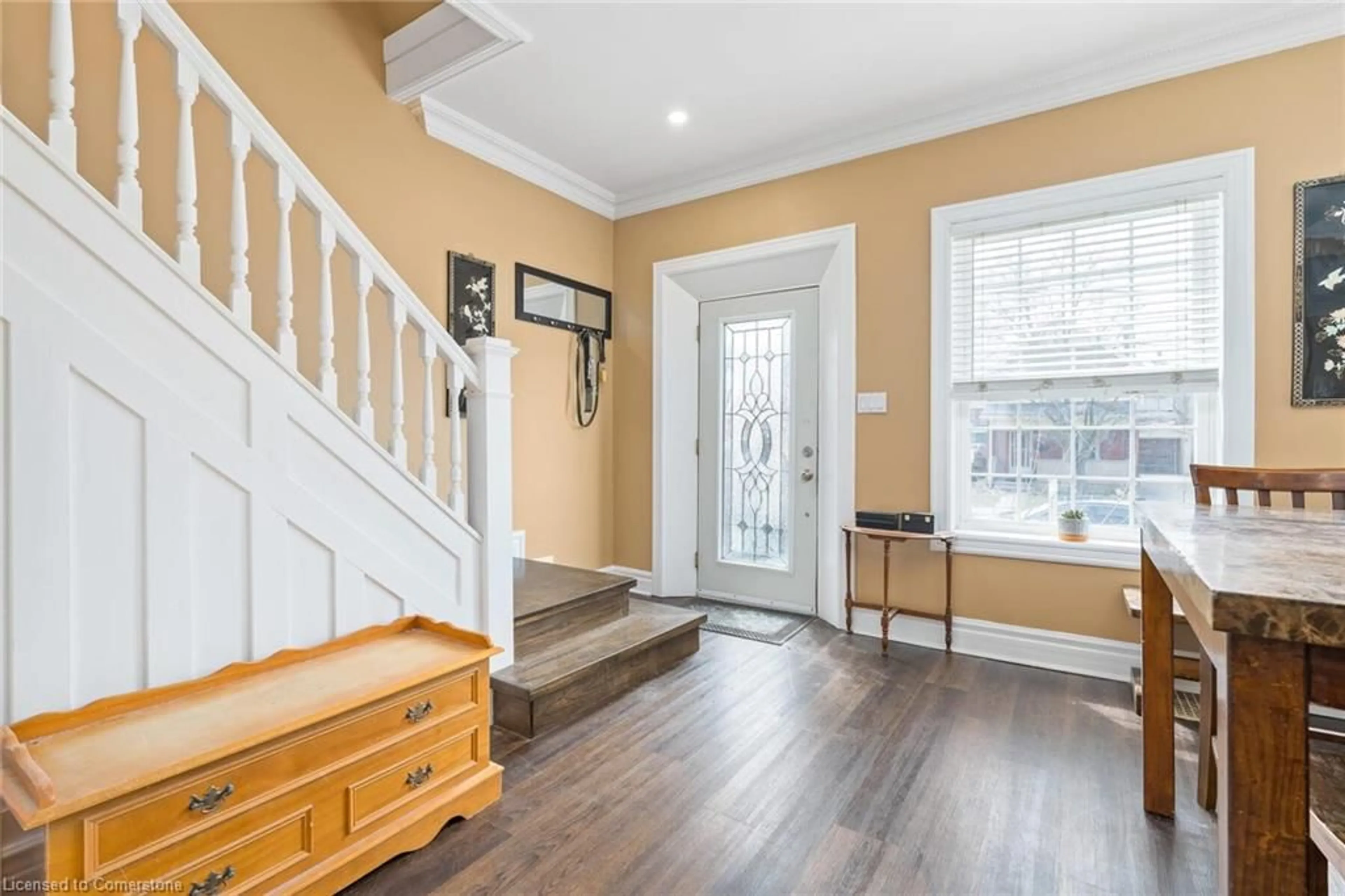 Indoor entryway for 197 William St, Brantford Ontario N3T 3L4