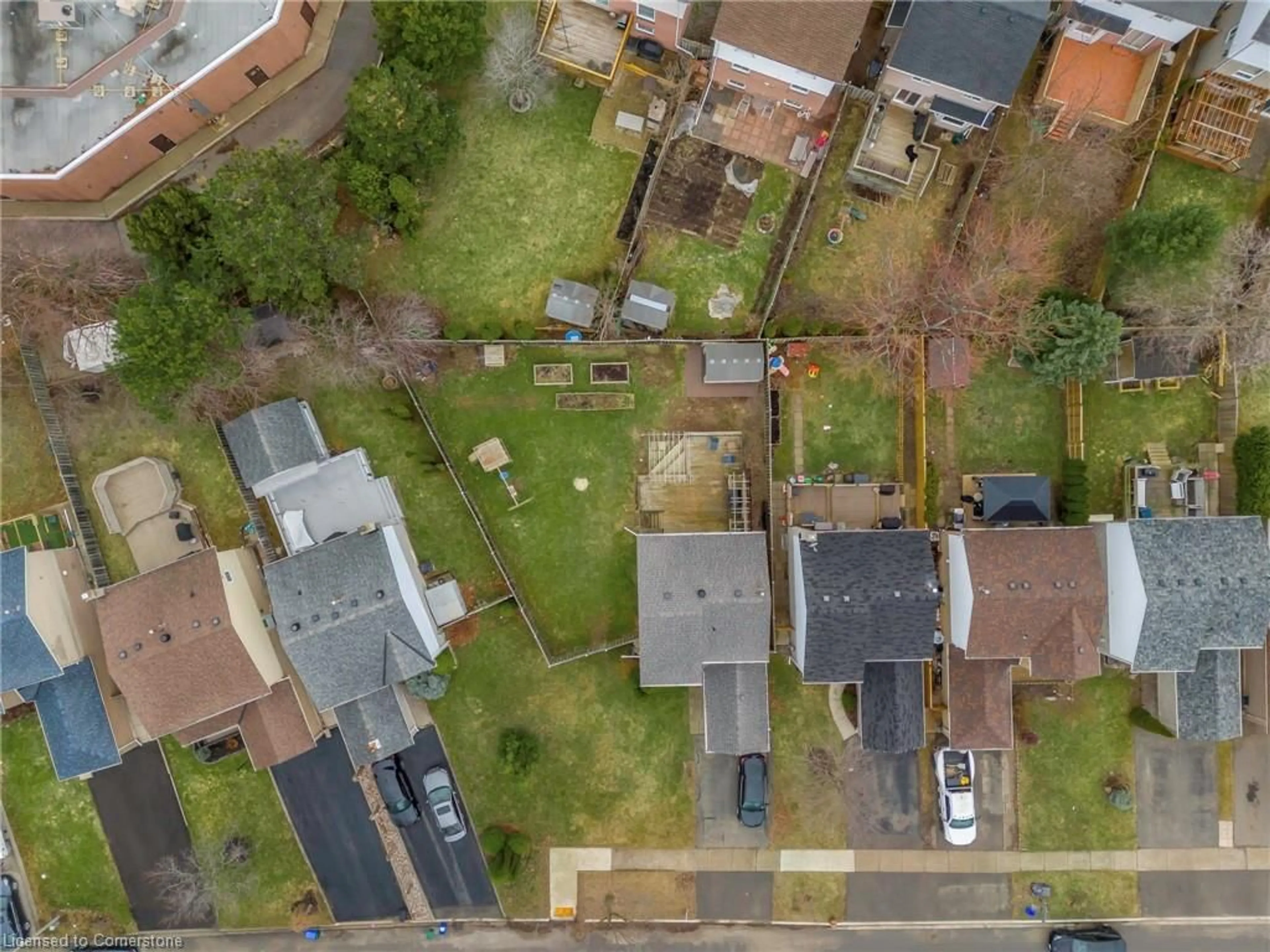 A pic from outside/outdoor area/front of a property/back of a property/a pic from drone, street for 2377 Cotswold Cres, Burlington Ontario L7P 4M2
