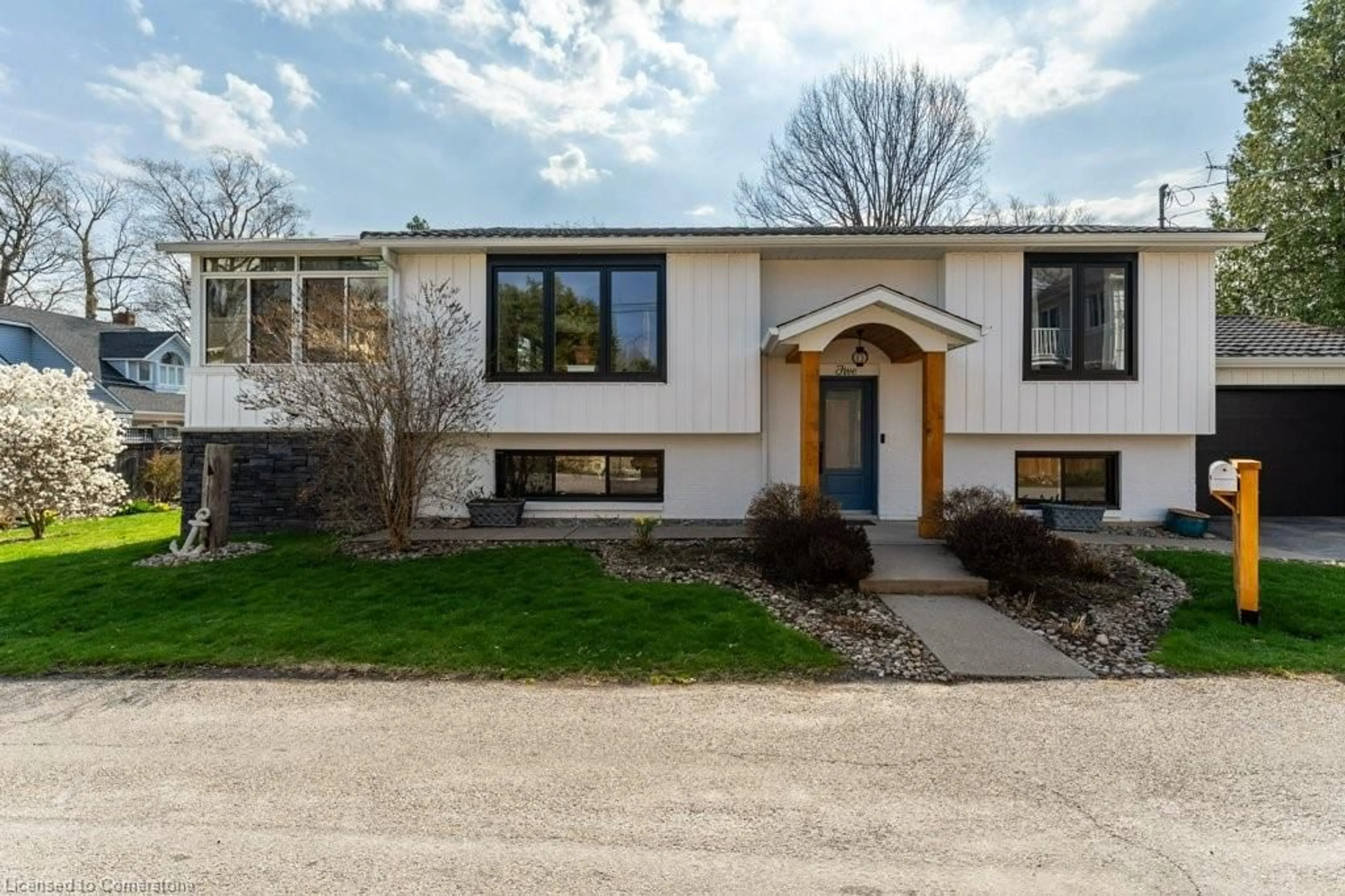 Home with brick exterior material, street for 5 11th St, Grimsby Ontario L3M 2V4