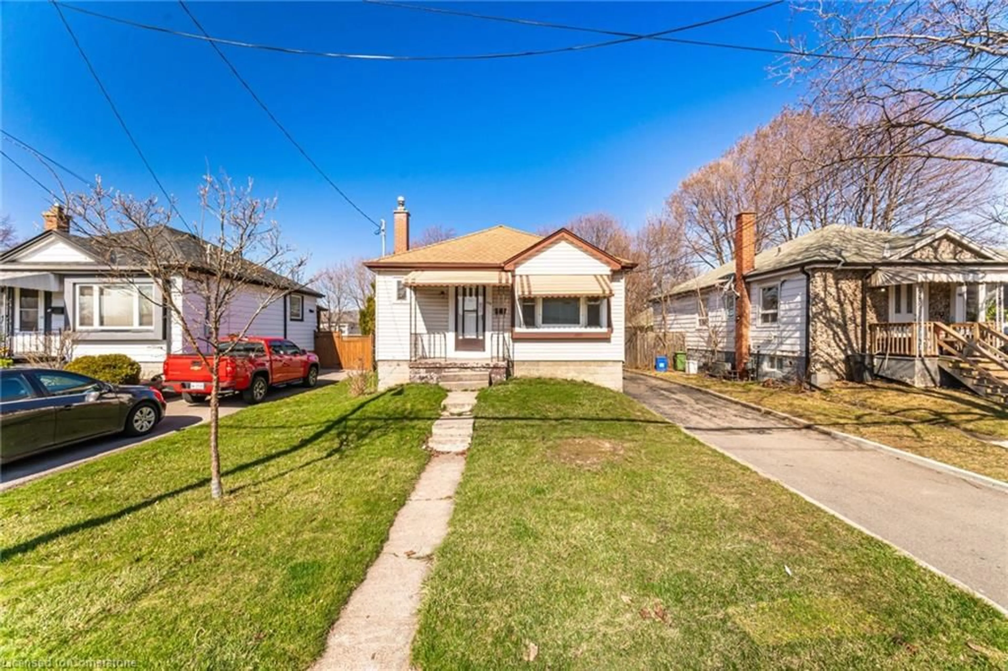 A pic from outside/outdoor area/front of a property/back of a property/a pic from drone, street for 102 East 26th St, Hamilton Ontario L8V 3C6