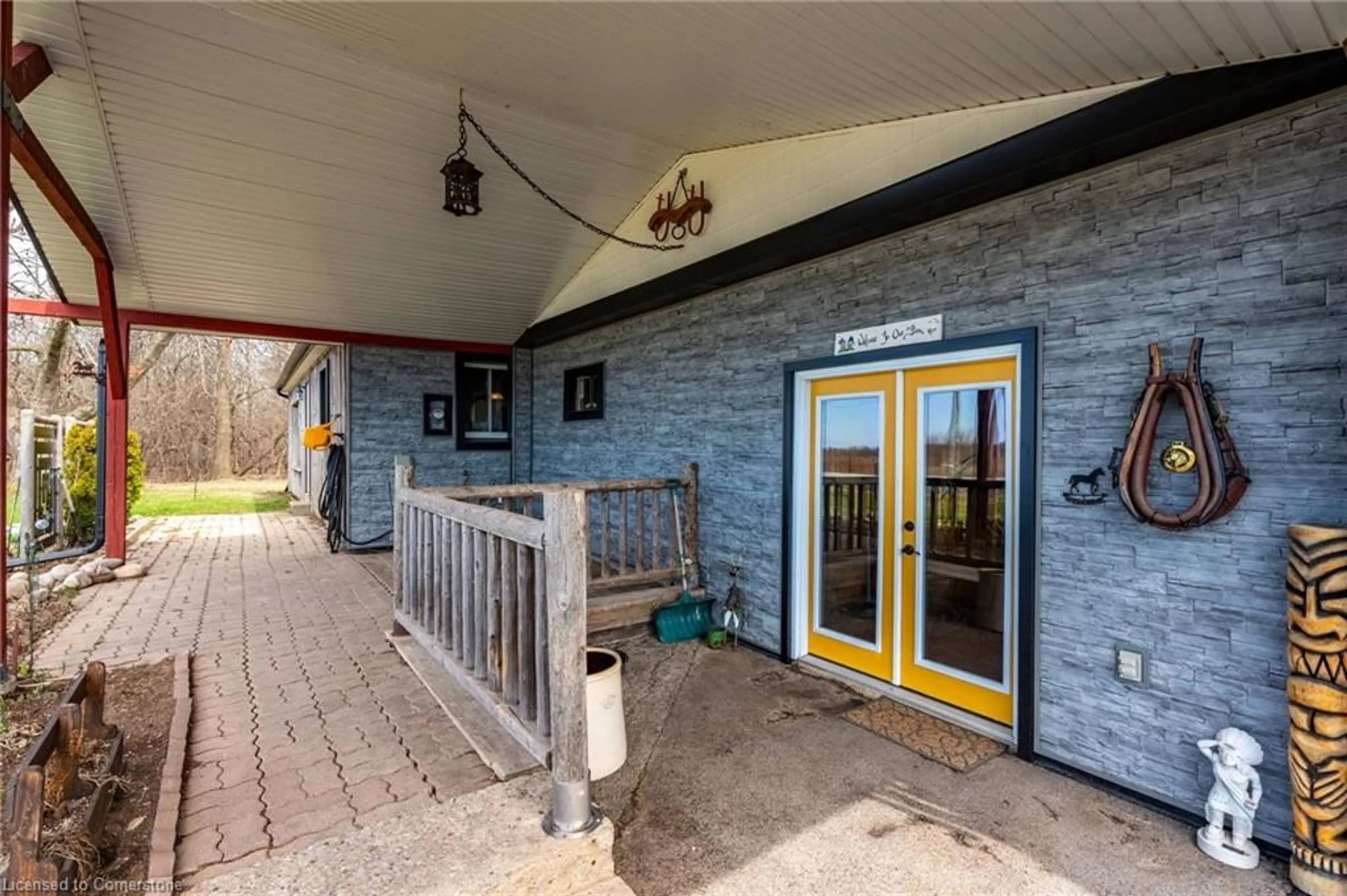 Indoor foyer for 1716 Sunset Dr, Fort Erie Ontario L2A 5M4