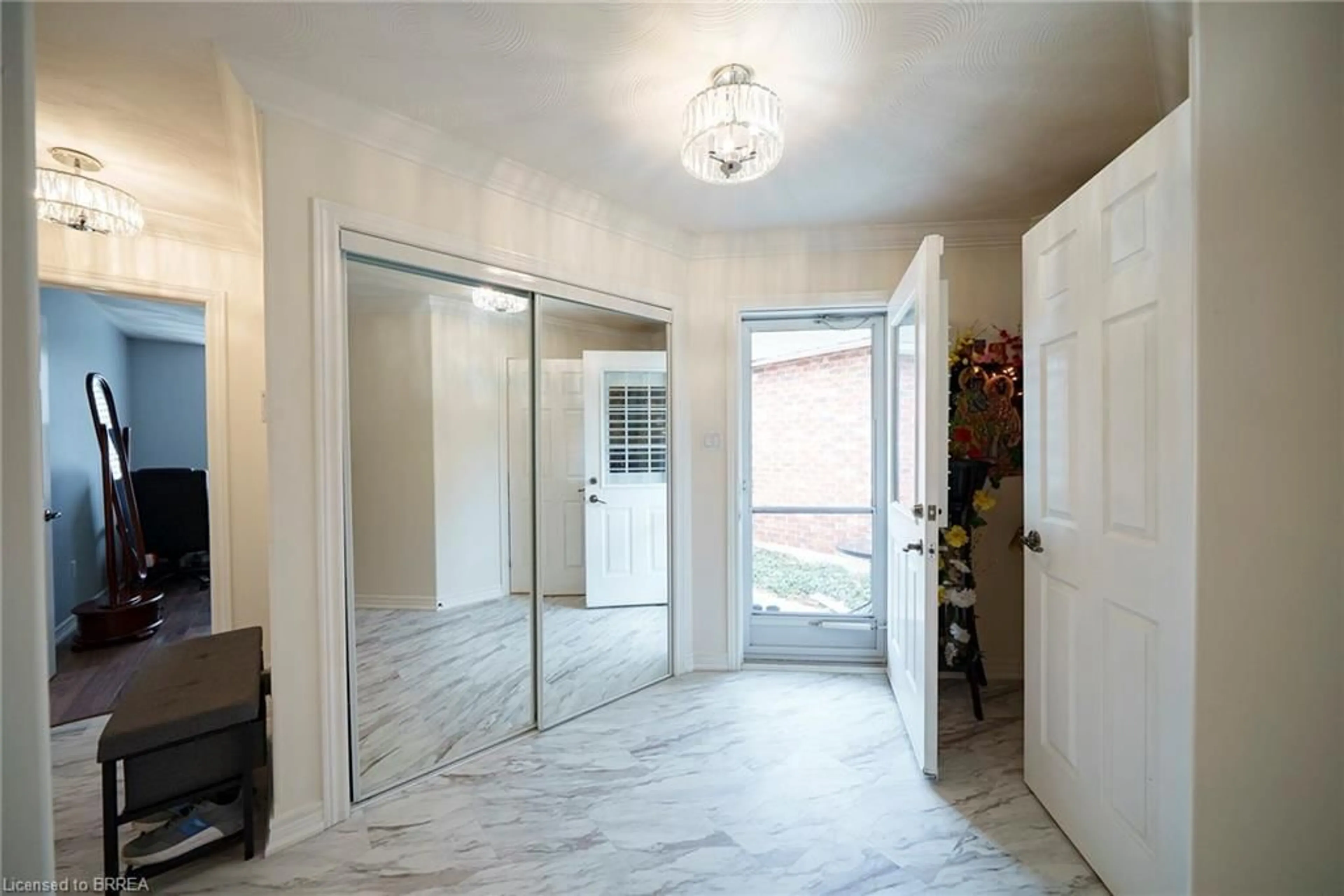 Indoor entryway for 115 Glenwood Dr #4, Brantford Ontario N3S 3G8