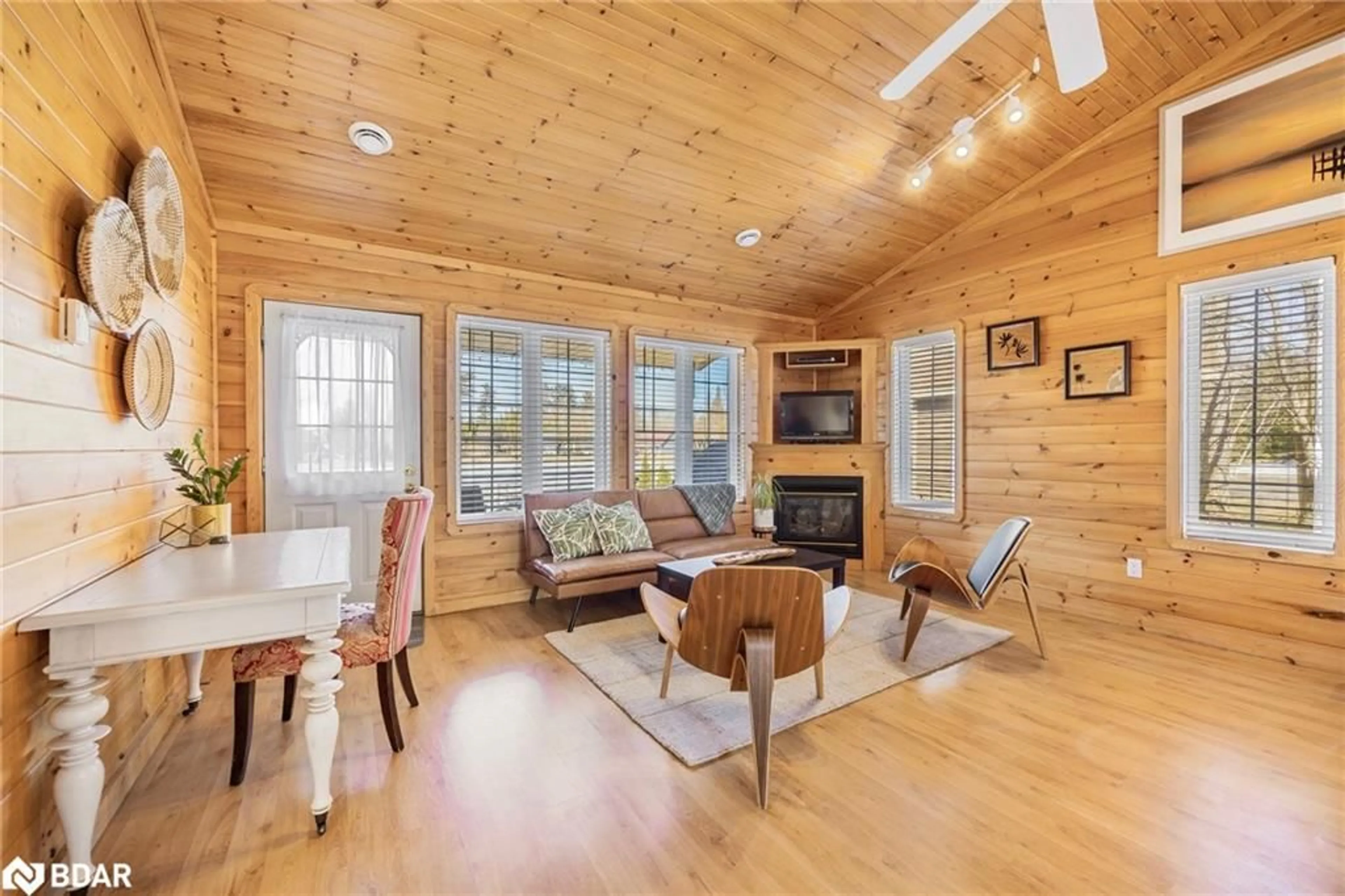 Living room with furniture, wood/laminate floor for 26 Cabin Cres, Wasaga Beach Ontario L9Z 1X7
