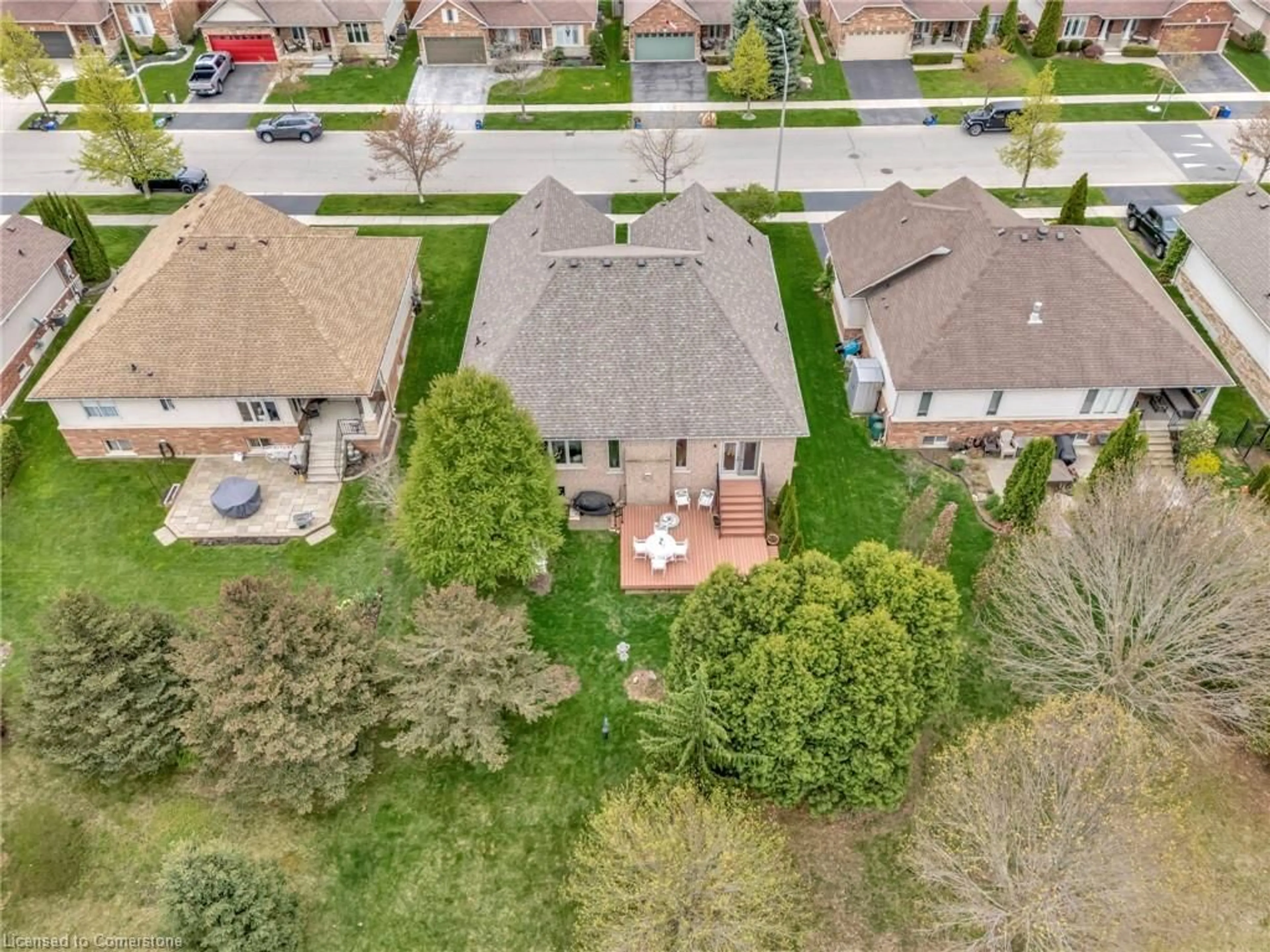 A pic from outside/outdoor area/front of a property/back of a property/a pic from drone, street for 32 Cobblestone Dr, Paris Ontario N3L 4G1