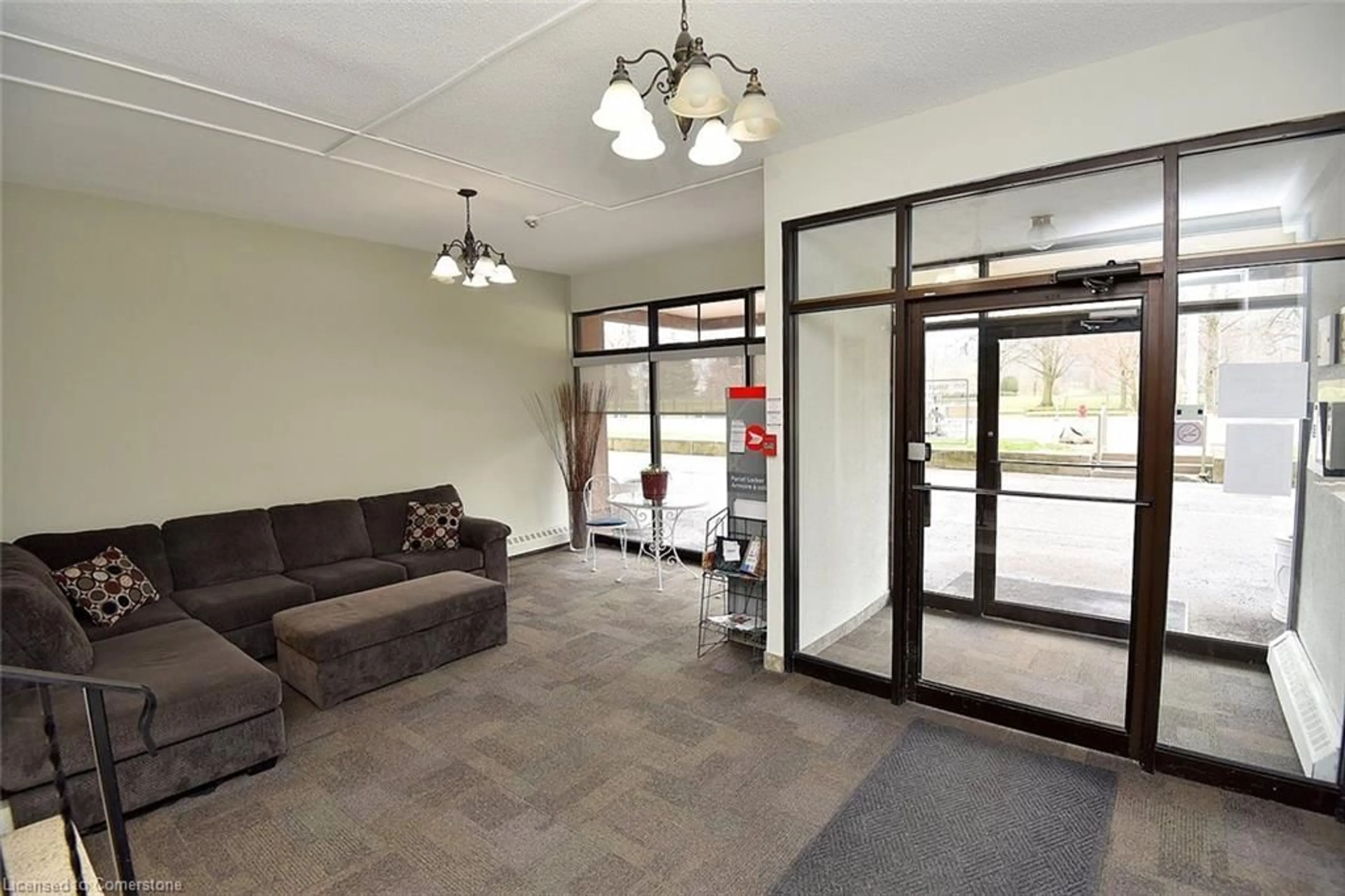 Indoor foyer for 1950 Main St #302, Hamilton Ontario L8S 4M9